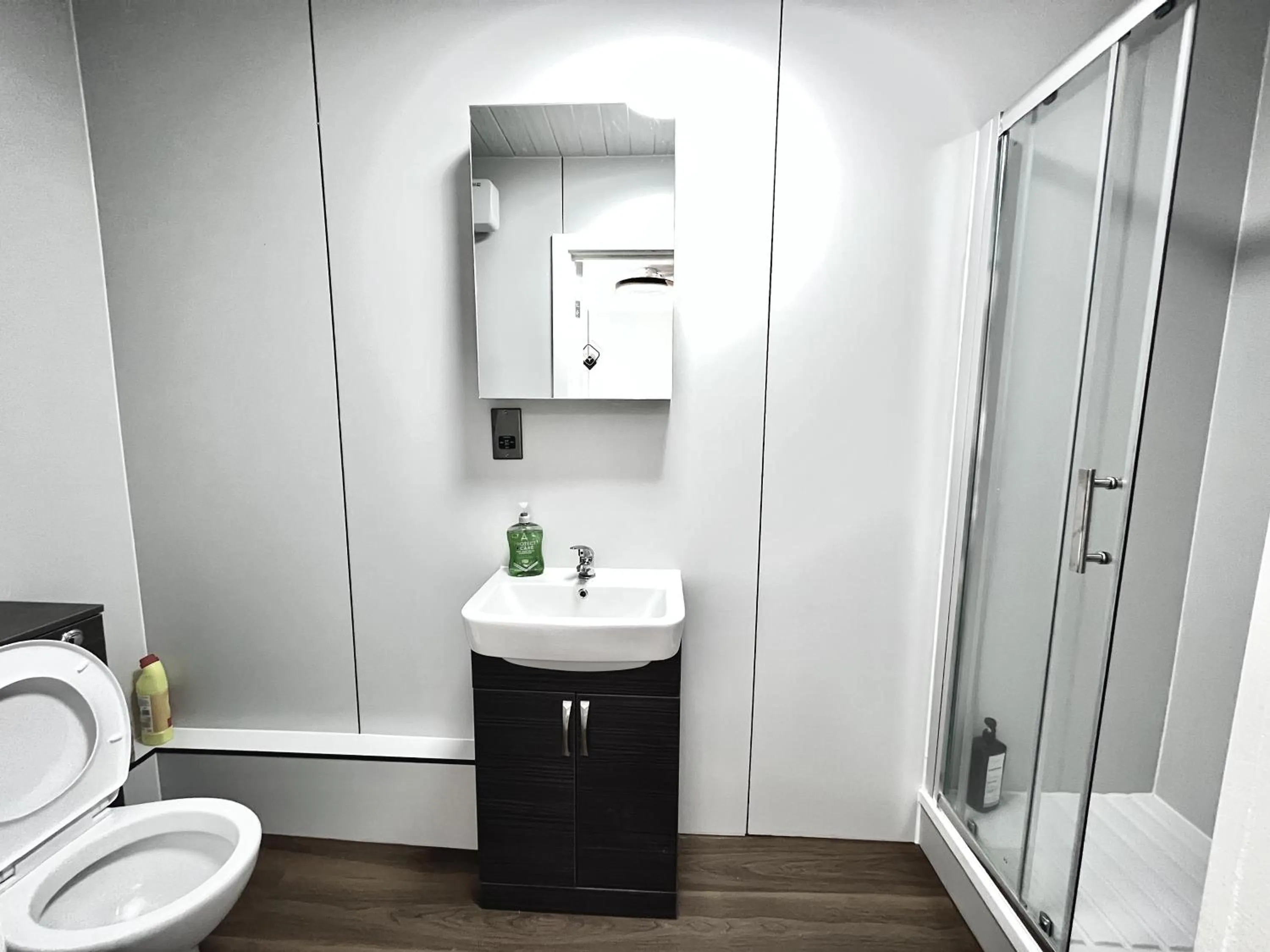 Bathroom in OYO Welsh Holiday Accommodation - Modern Stay