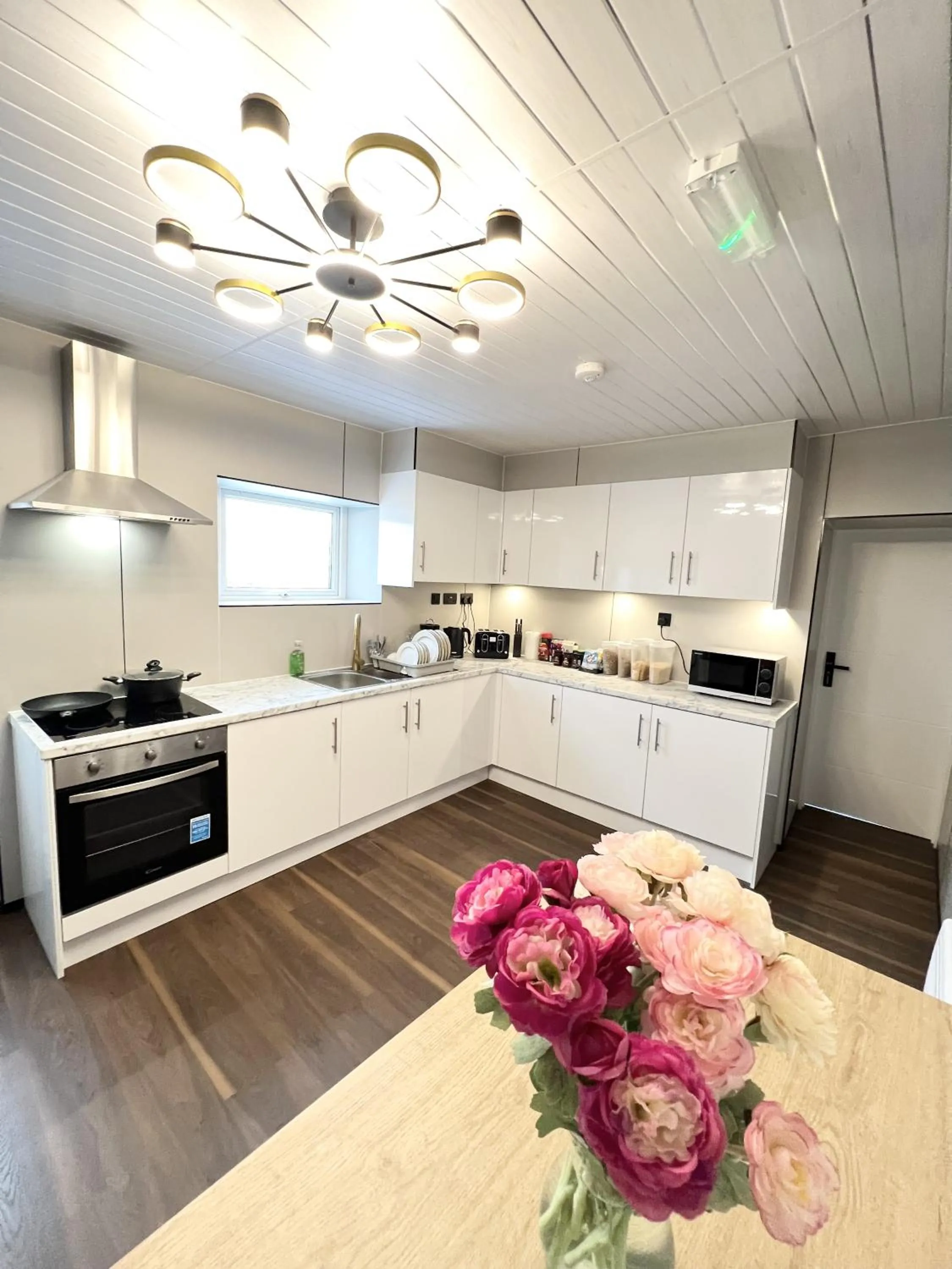 Kitchen or kitchenette in OYO Welsh Holiday Accommodation - Modern Stay