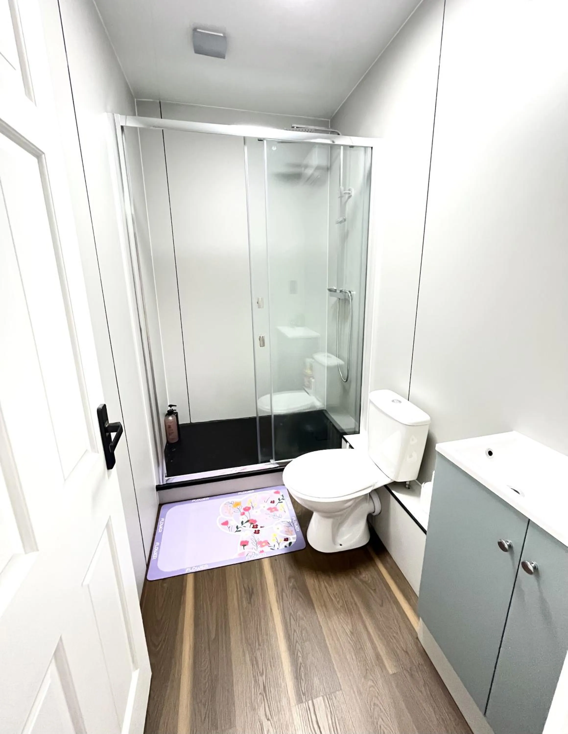 Bathroom in OYO Welsh Holiday Accommodation - Modern Stay