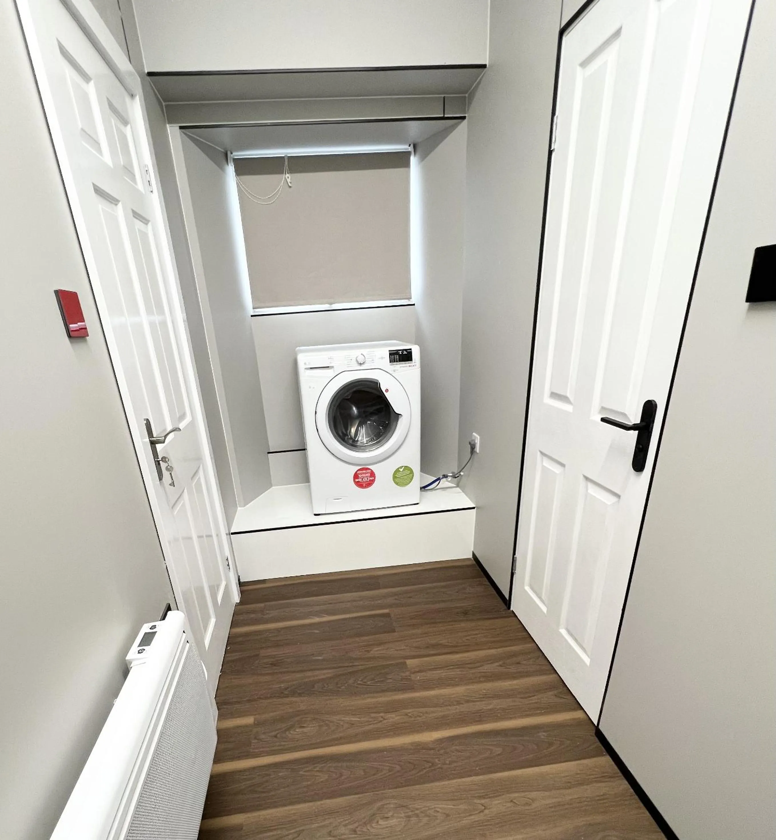 washing machine in OYO Welsh Holiday Accommodation - Modern Stay