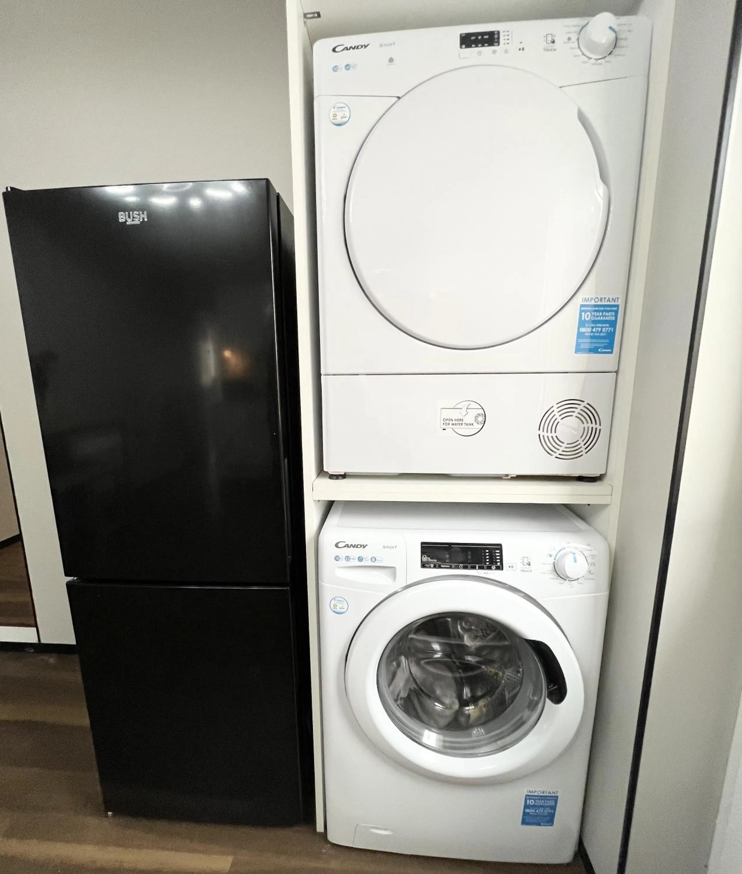 washing machine in OYO Welsh Holiday Accommodation - Modern Stay