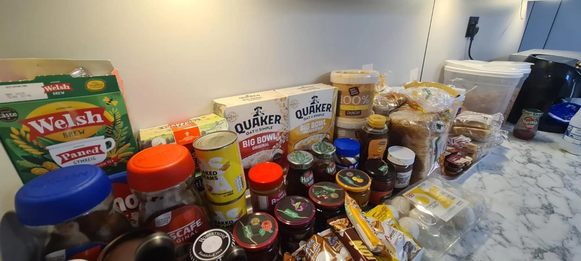 Kitchen or kitchenette in OYO Welsh Holiday Accommodation - Modern Stay