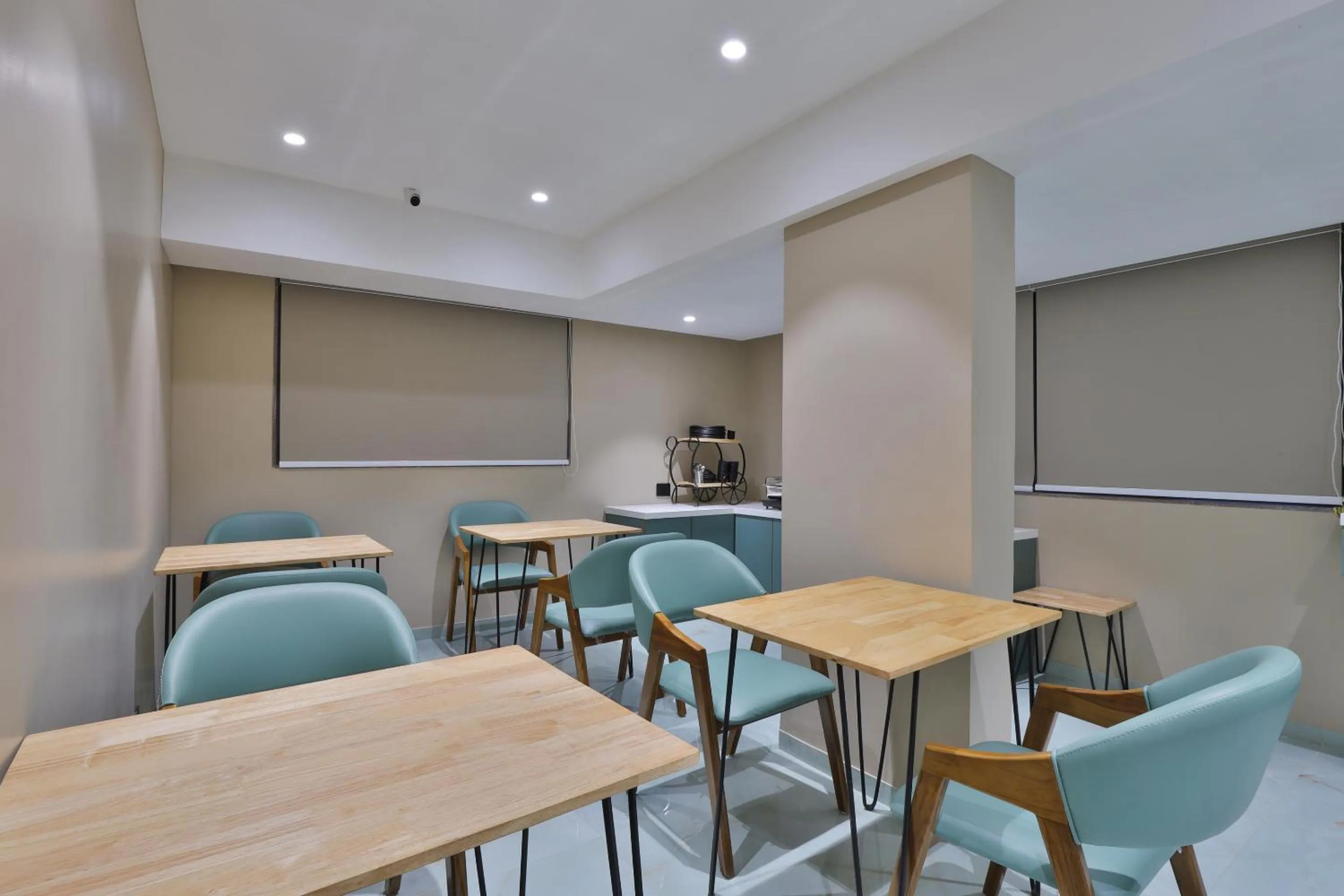 Restaurant/places to eat in Hotel Serenity