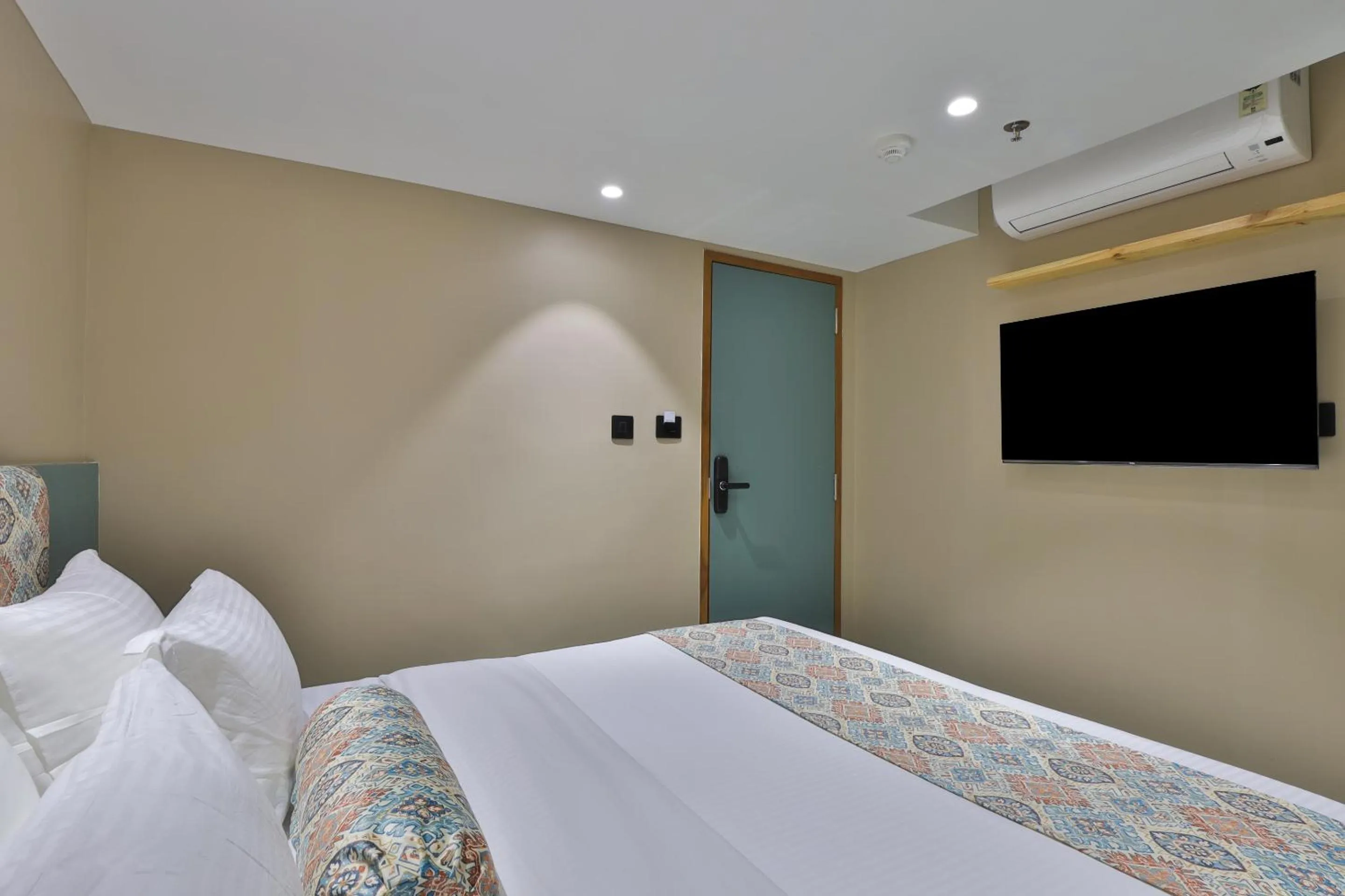 Bedroom, Bed in Hotel Serenity