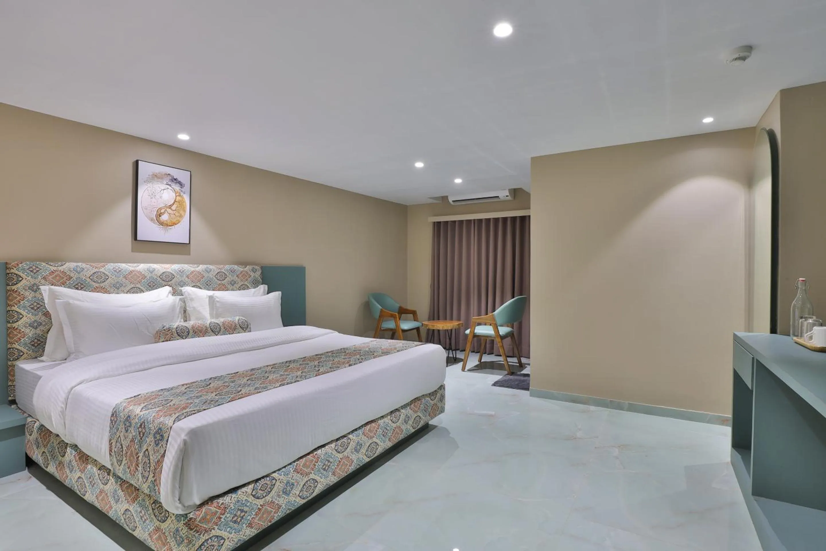 Bedroom, Bed in Hotel Serenity