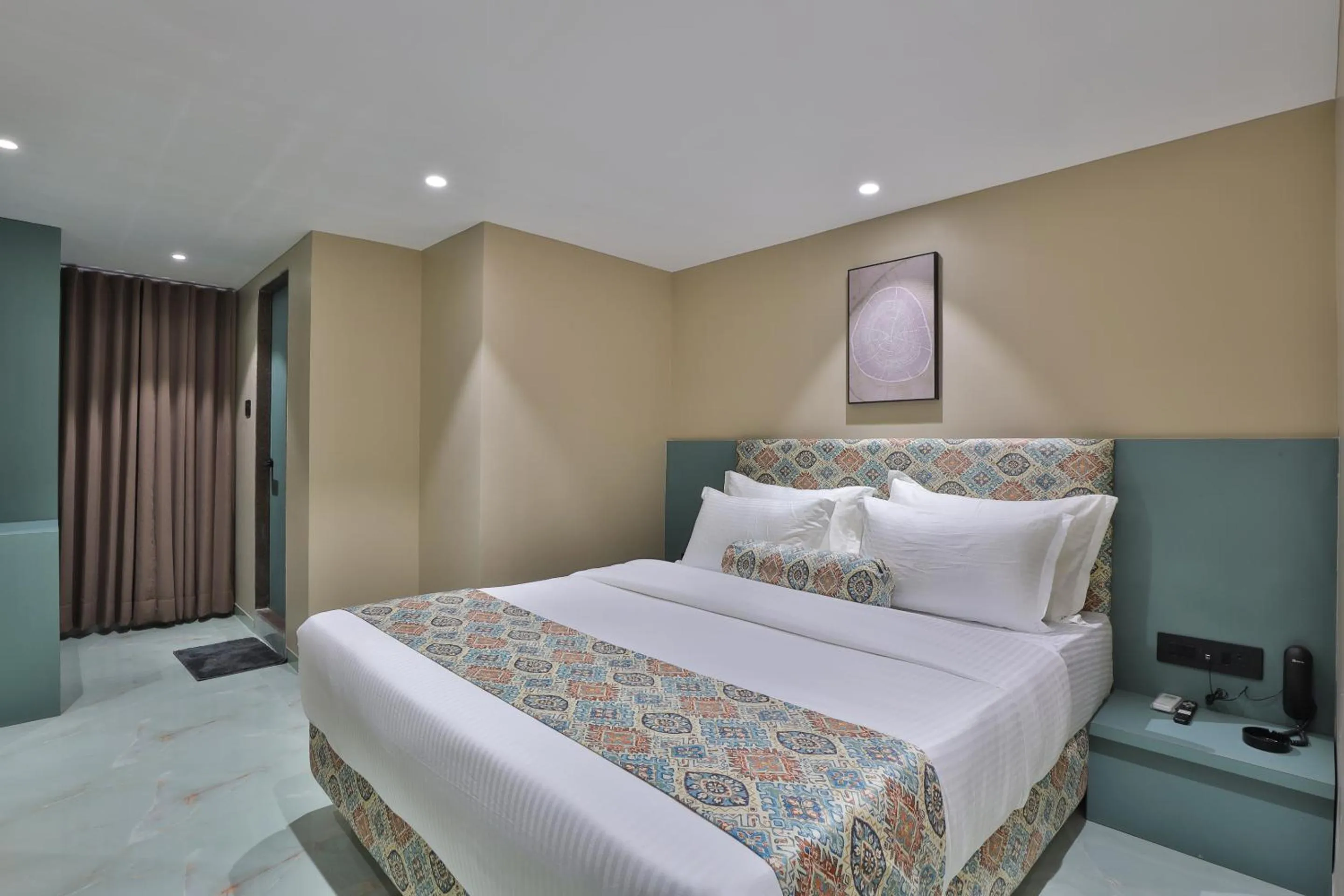 Bedroom, Bed in Hotel Serenity