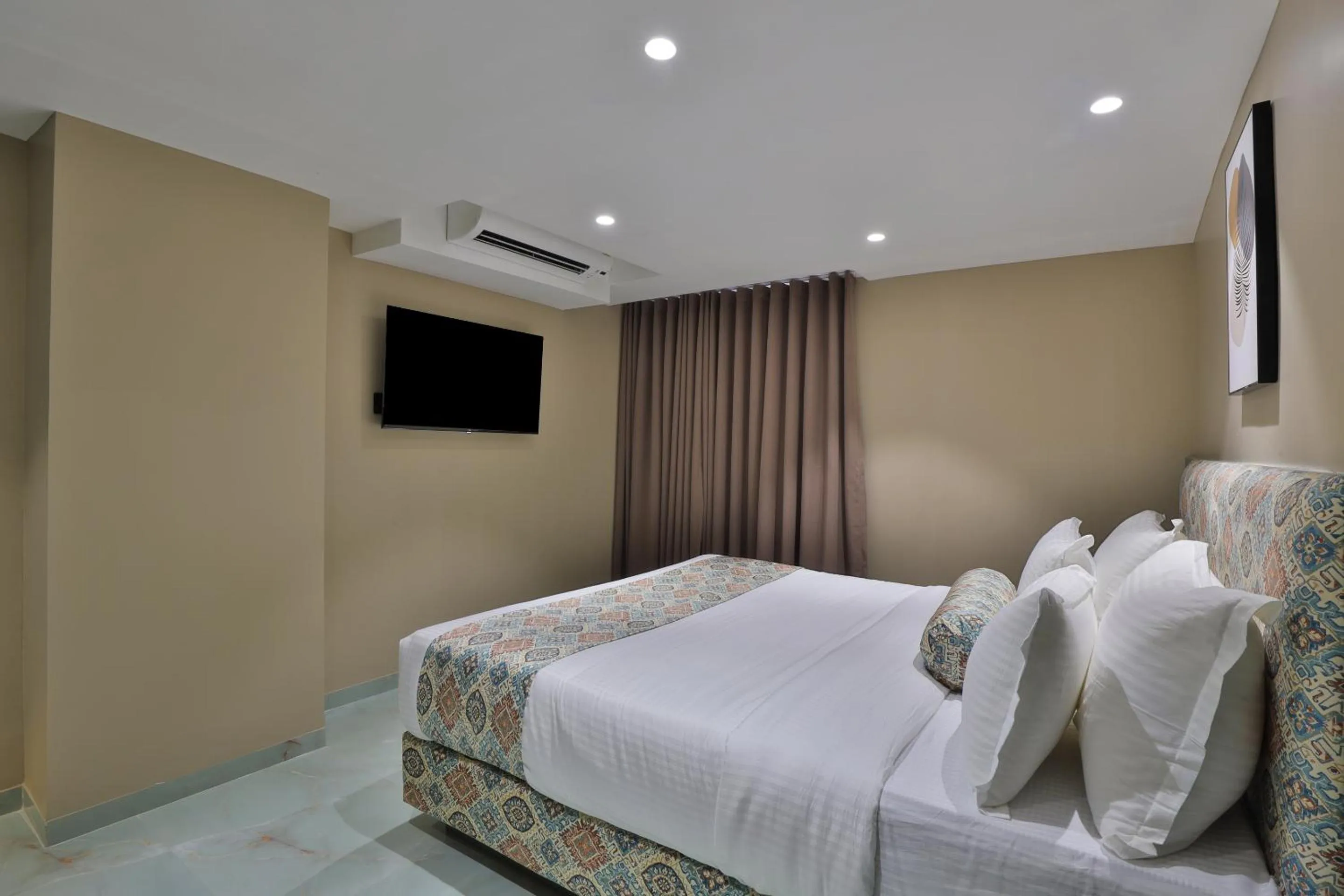 Bedroom, Bed in Hotel Serenity