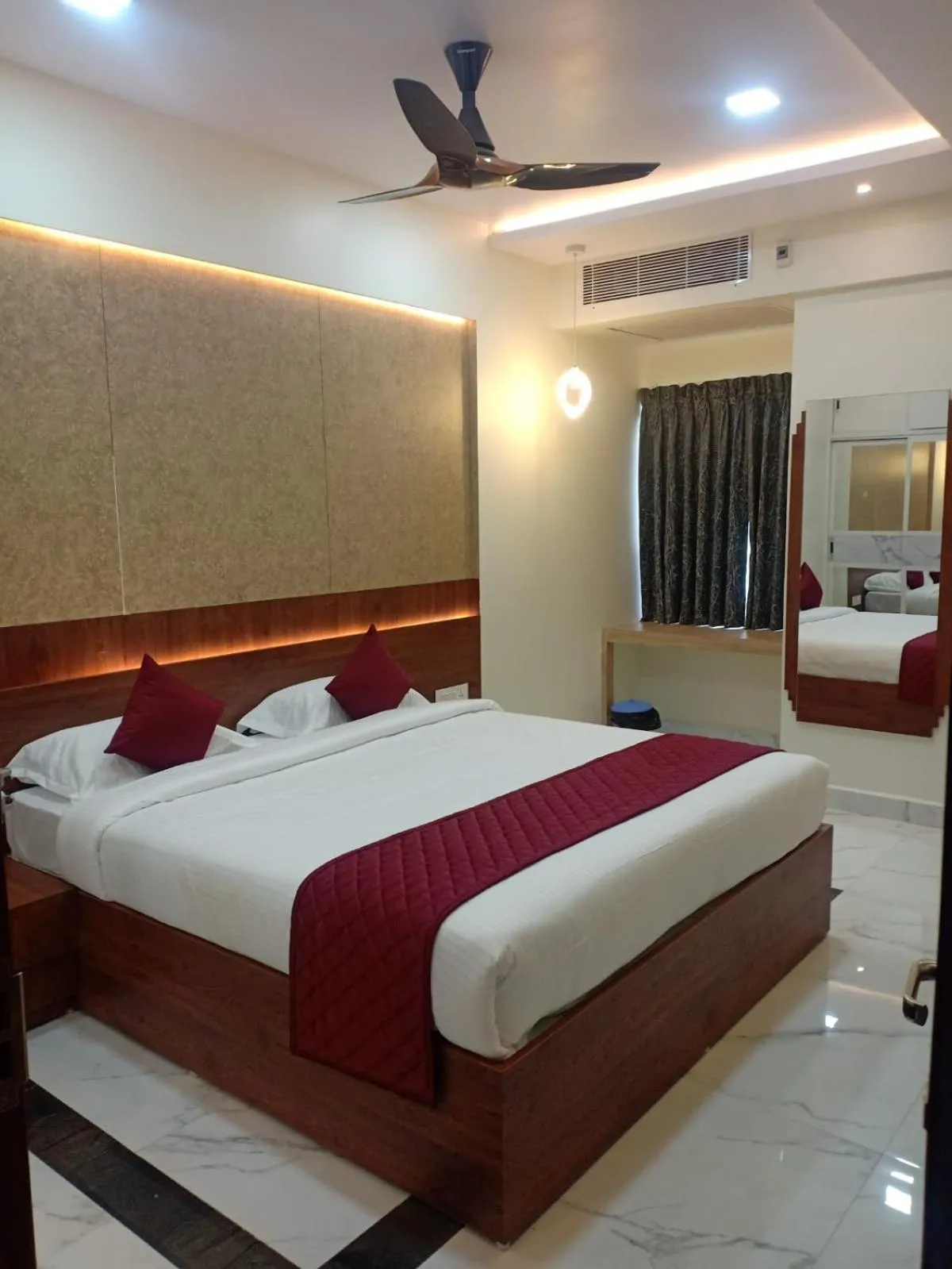 Bedroom, Bed in Lakshmi Mahal - V Inn