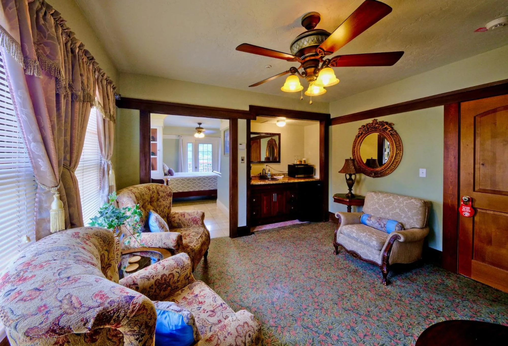 Queen Suite with Sea View in Shorelight Inn