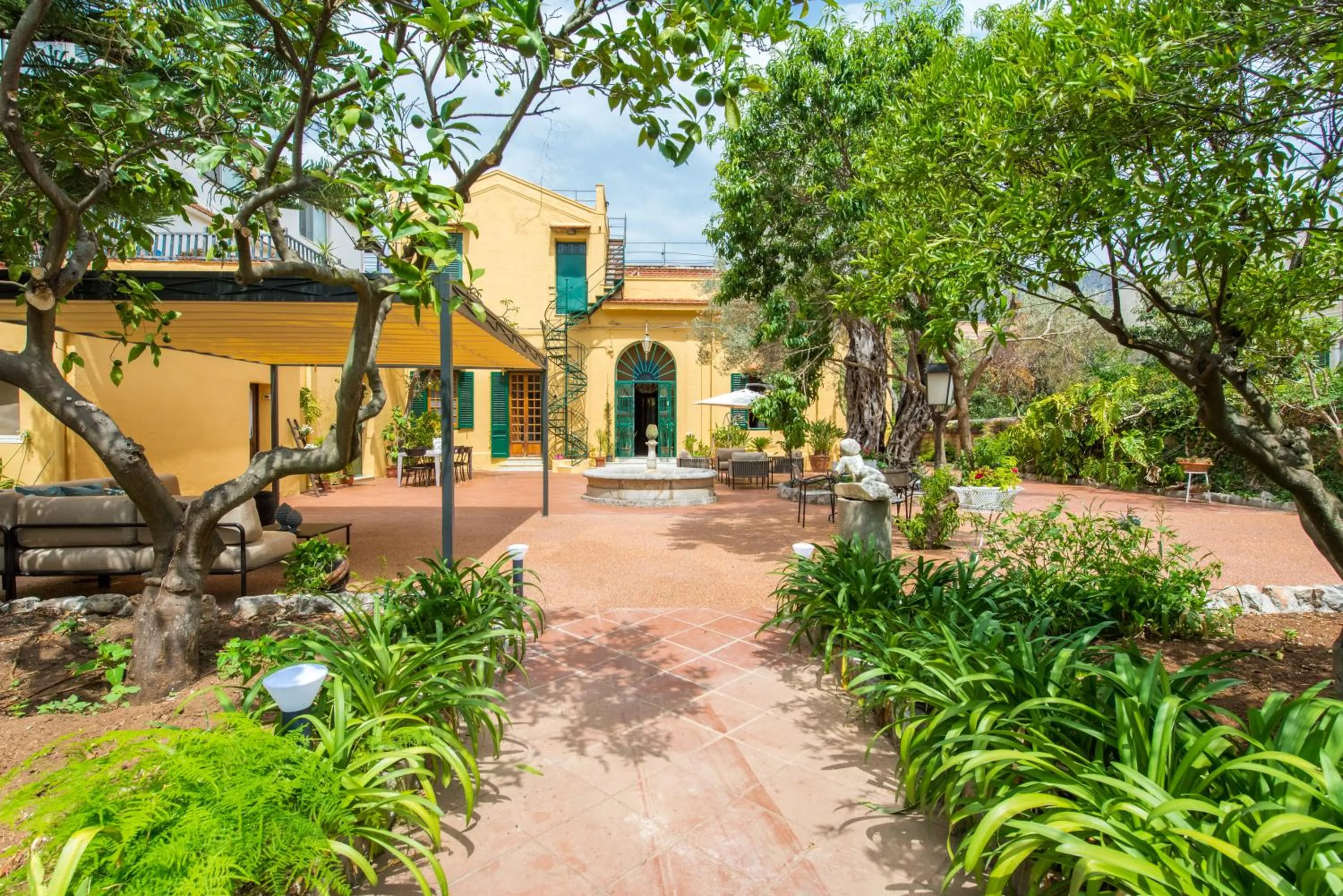 Facade/entrance in Lovely Room by Mondello Beach