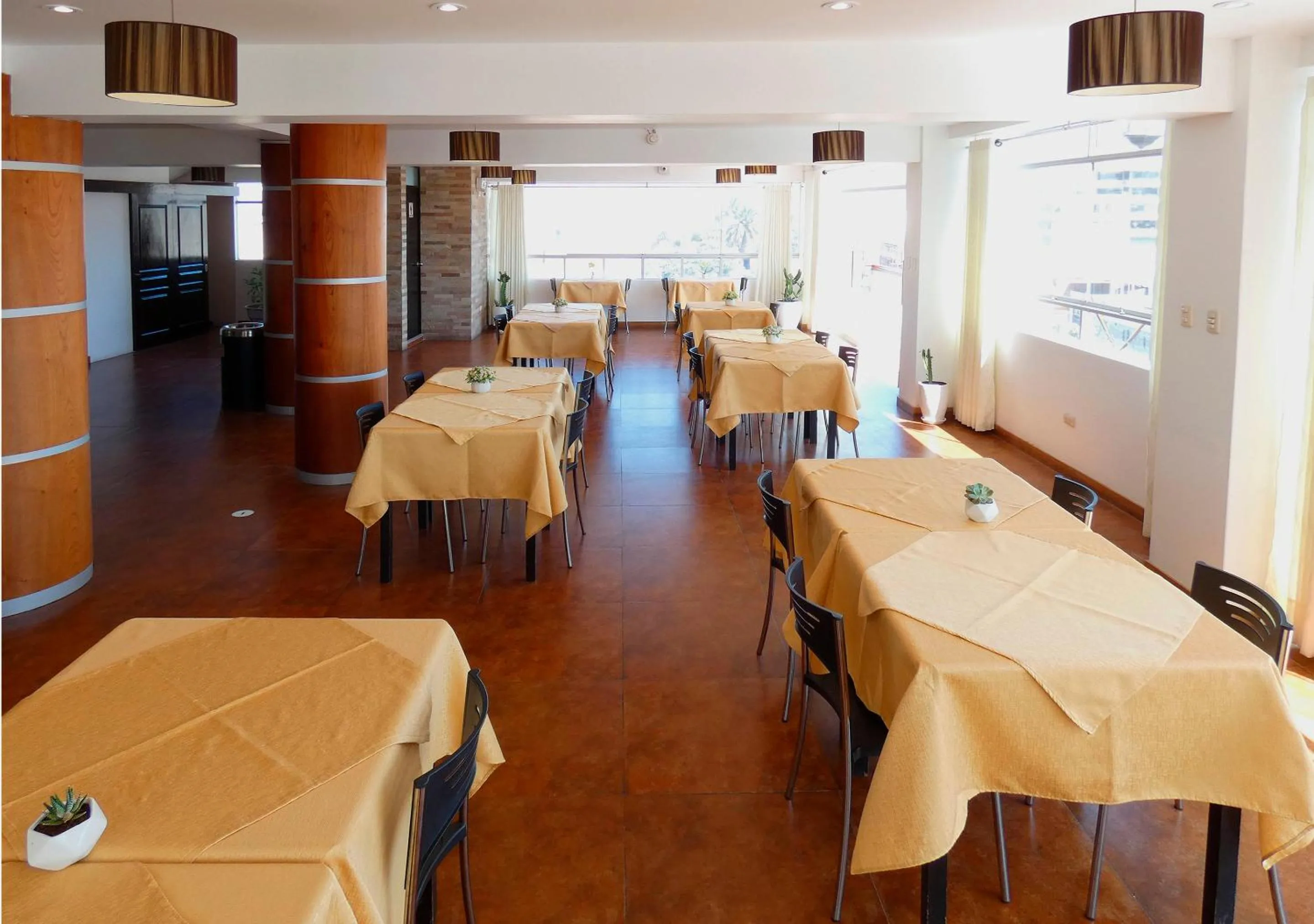 Restaurant/places to eat in Hotel Plaza