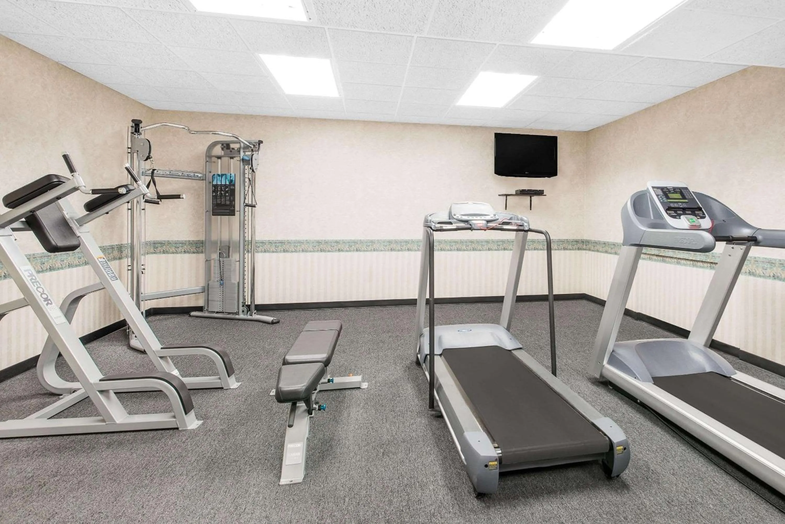 Fitness centre/facilities in Howard Johnson by Wyndham Amherst Hadley