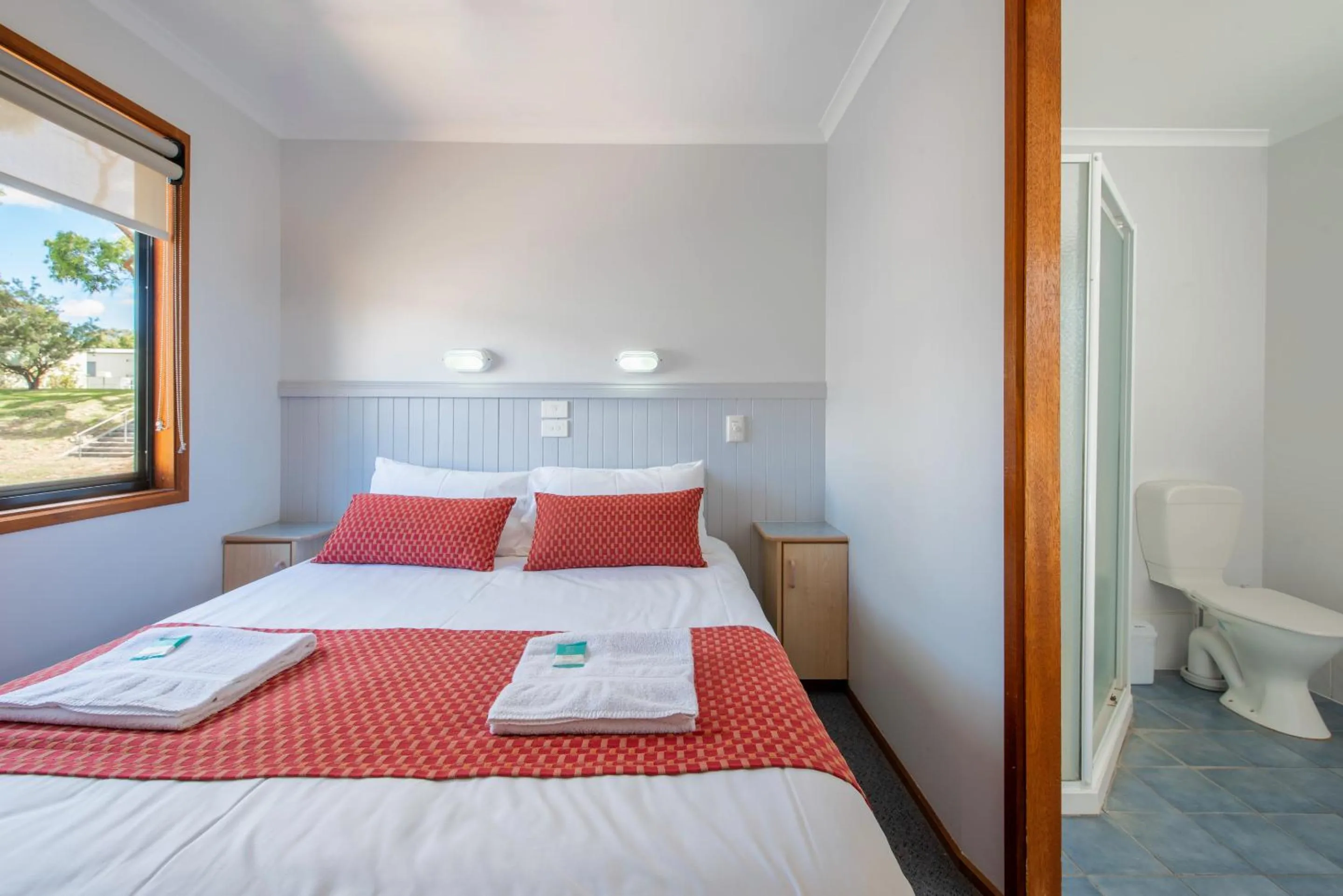 Toilet, Bed in Echo Holiday Parks - Naracoorte