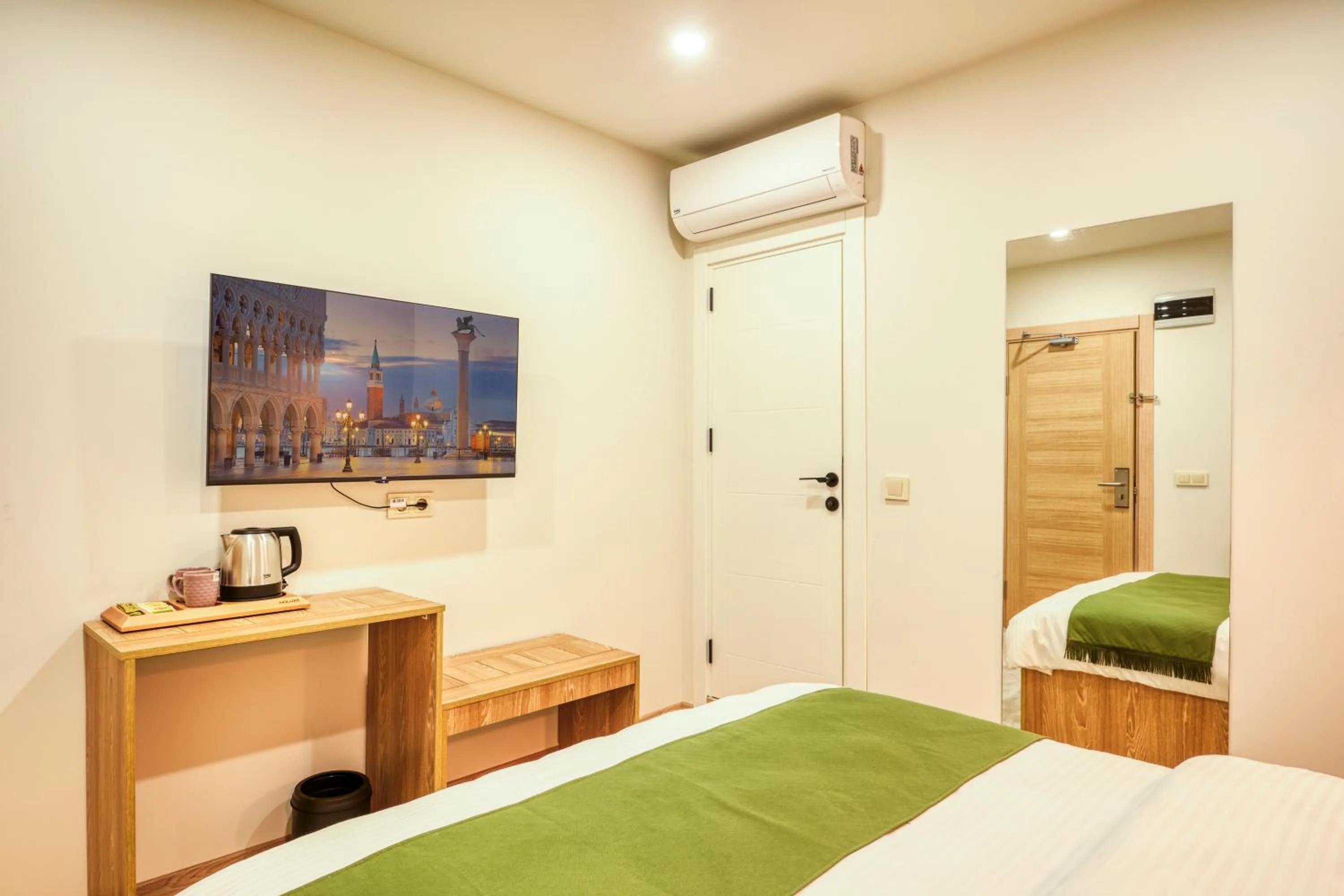 TV and multimedia in Elephant In The Room