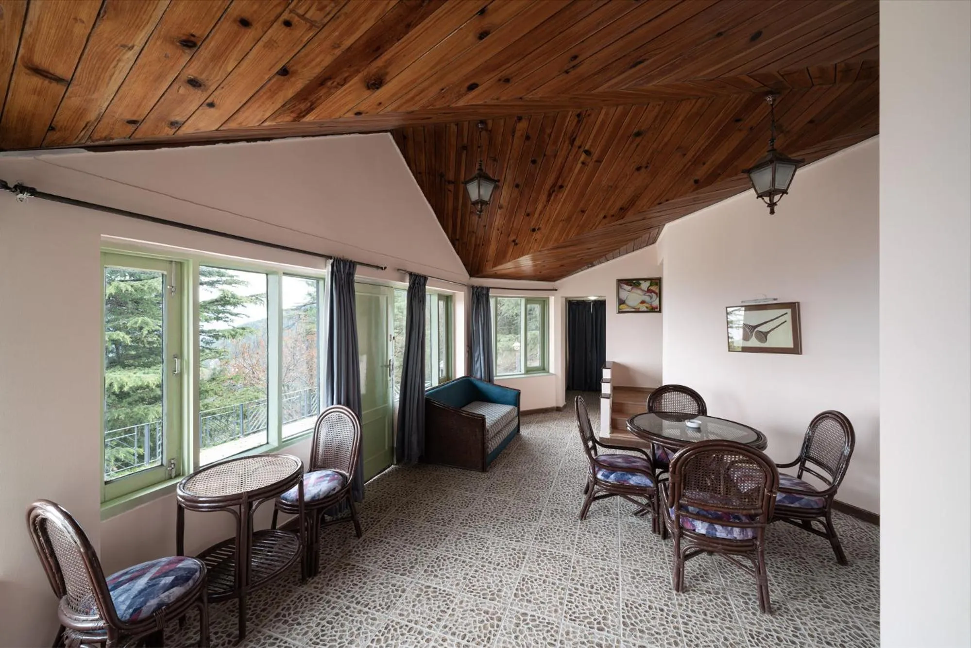 Seating area in Kufri Heritage Resort & Spa