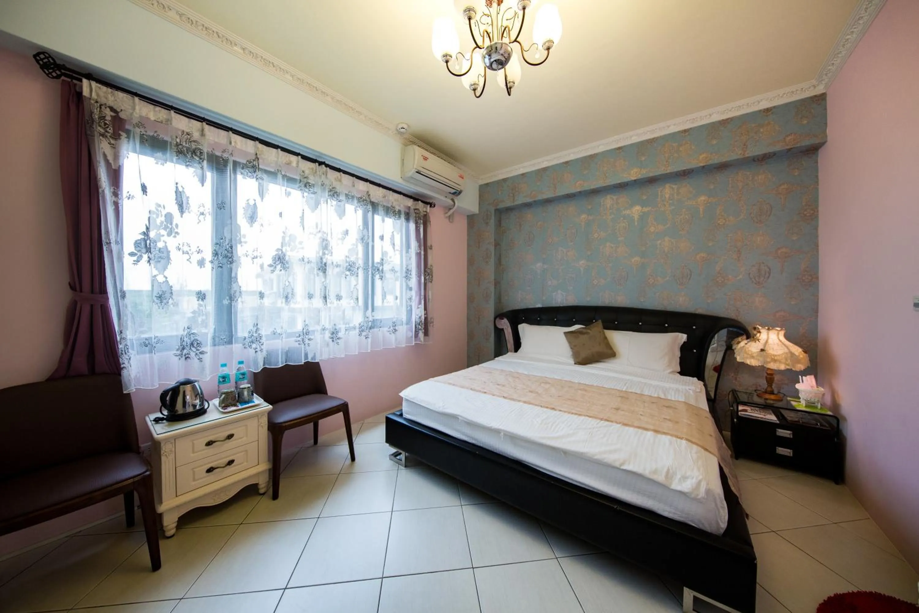 Photo of the whole room, Bed in Slow Fly B&B