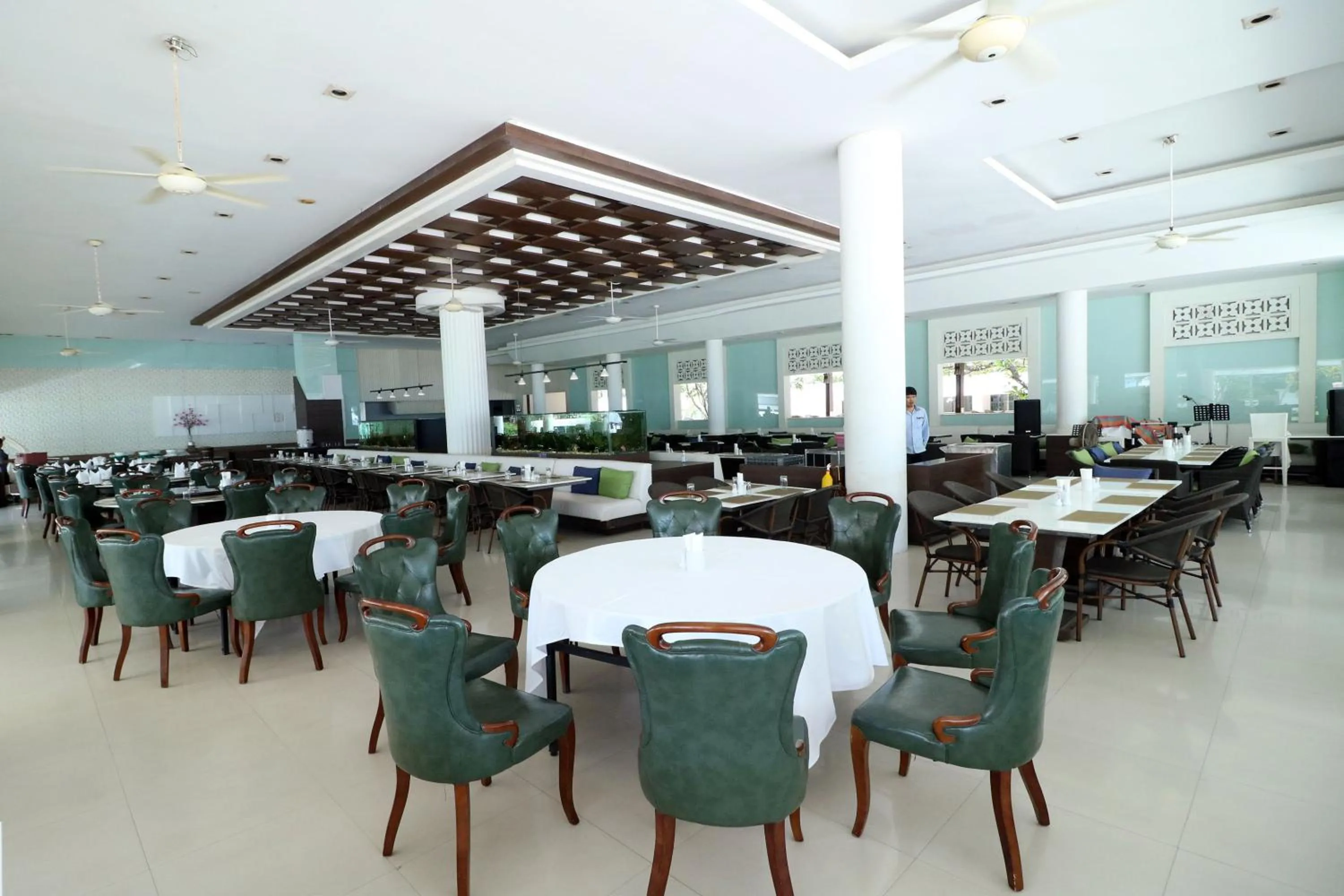 Restaurant/places to eat in Methavalai Hotel