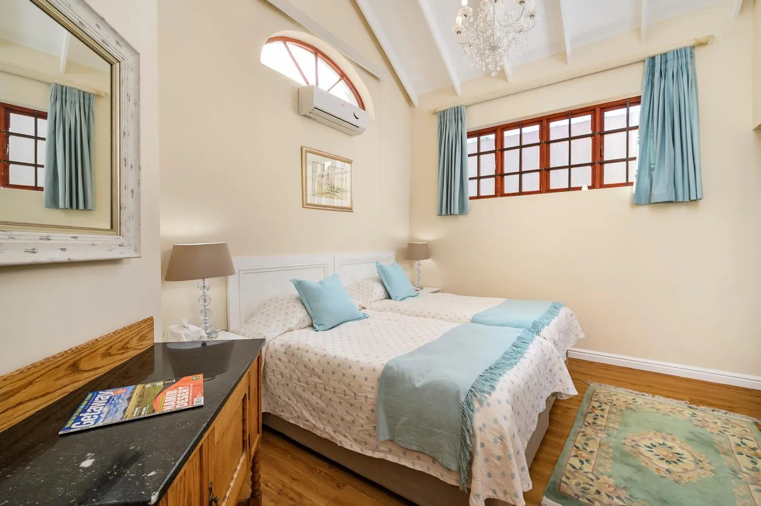 Bed in Millbury Guest House