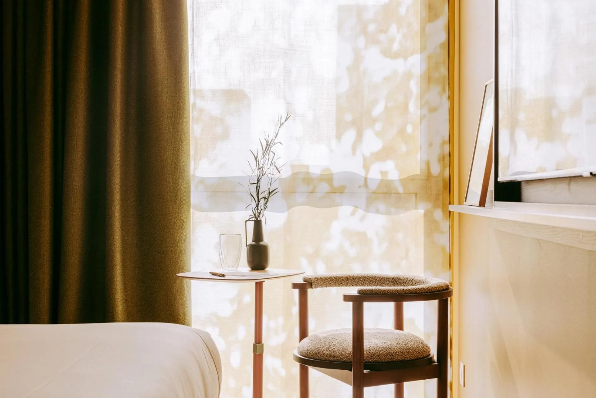 Photo of the whole room, Bed in Sangha Toulouse