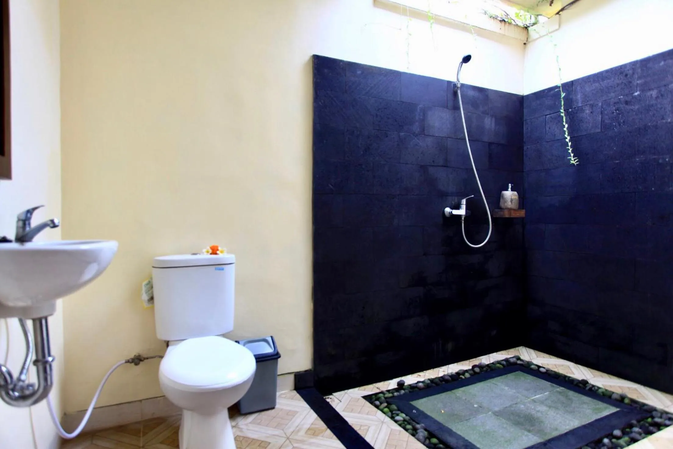 Shower in KUDESA Homestay by Pramana Villas
