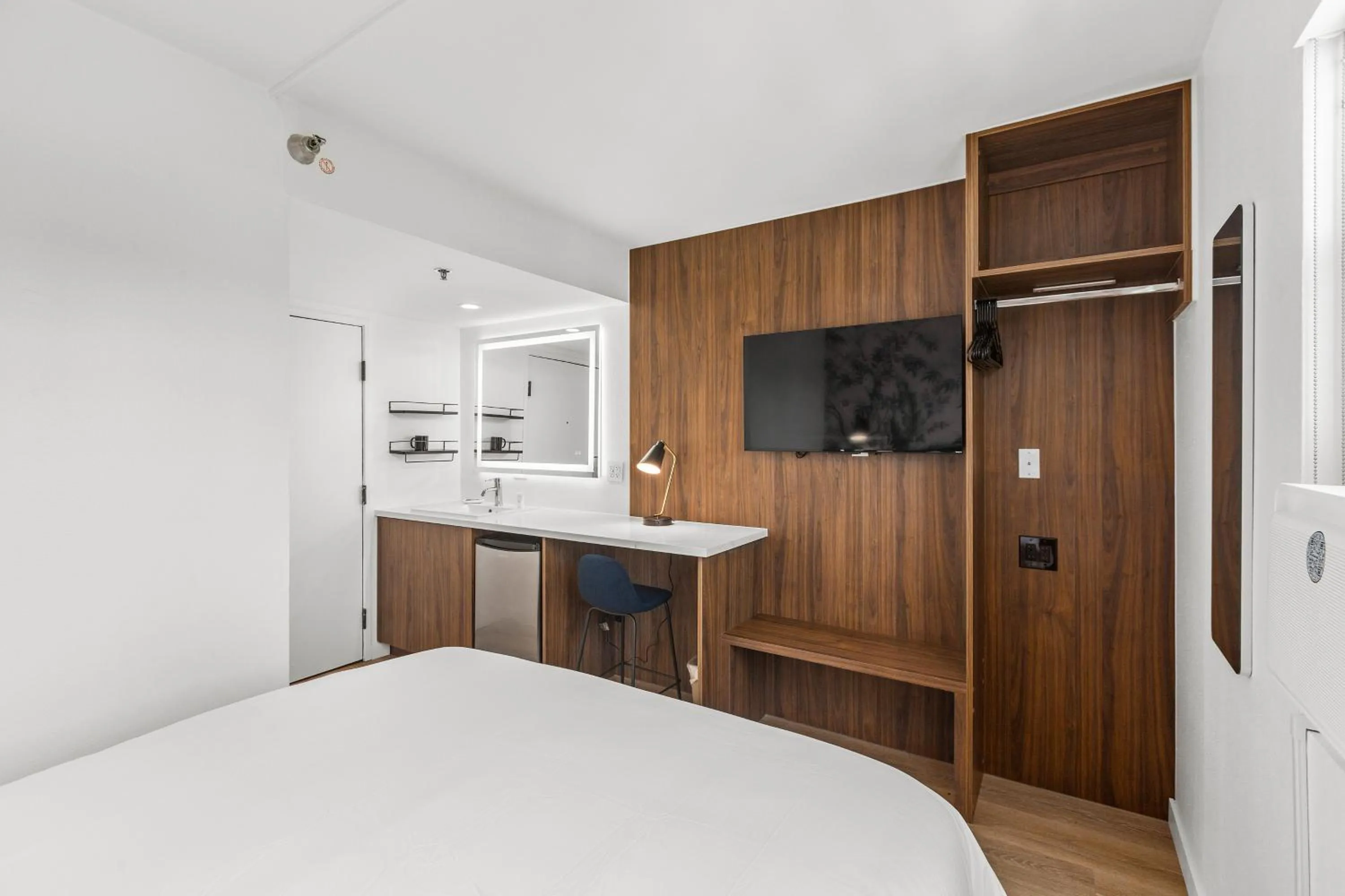 Bed in Uptown Inn - Limited Service Apart-Hotel