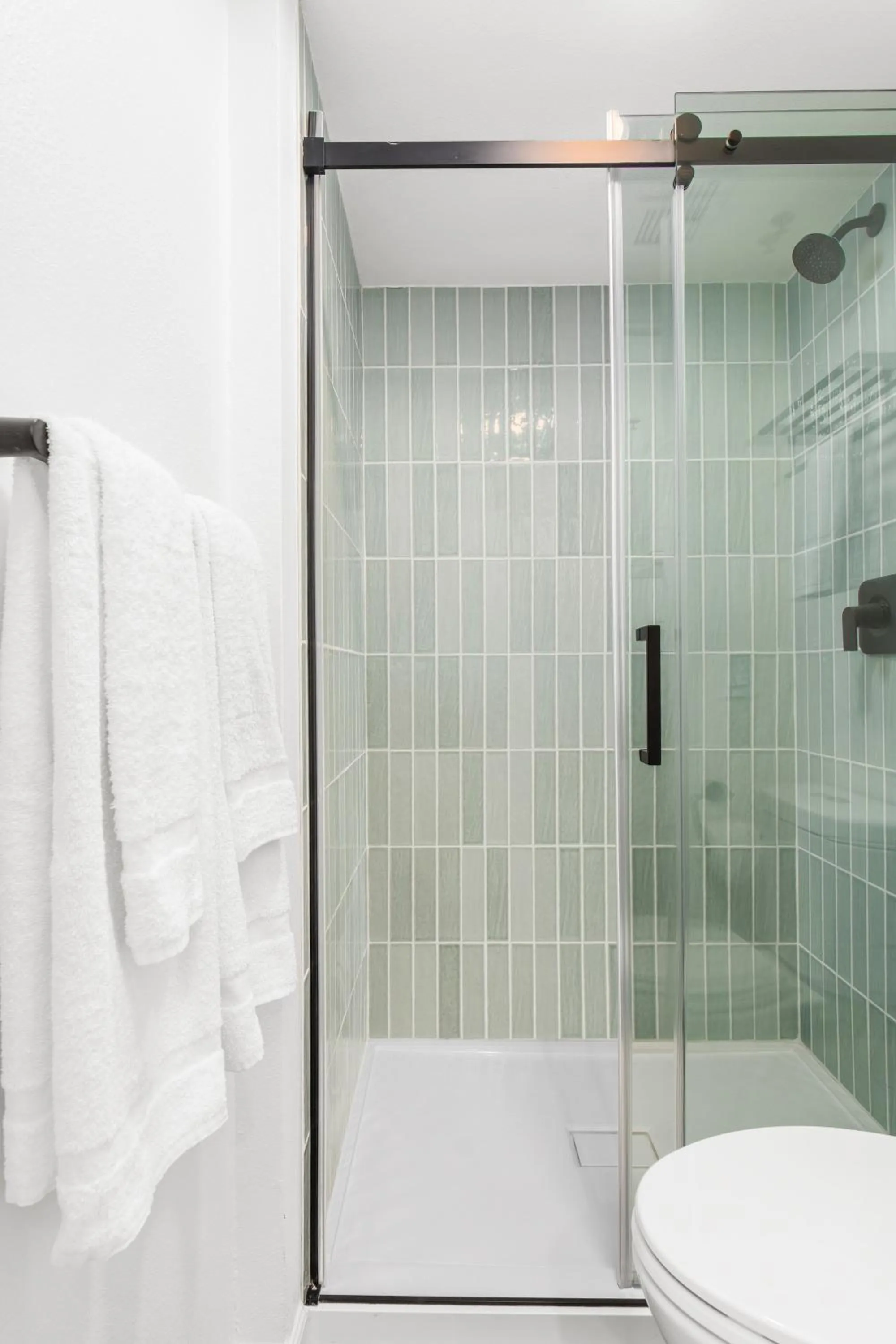 Shower in Uptown Inn - Limited Service Apart-Hotel