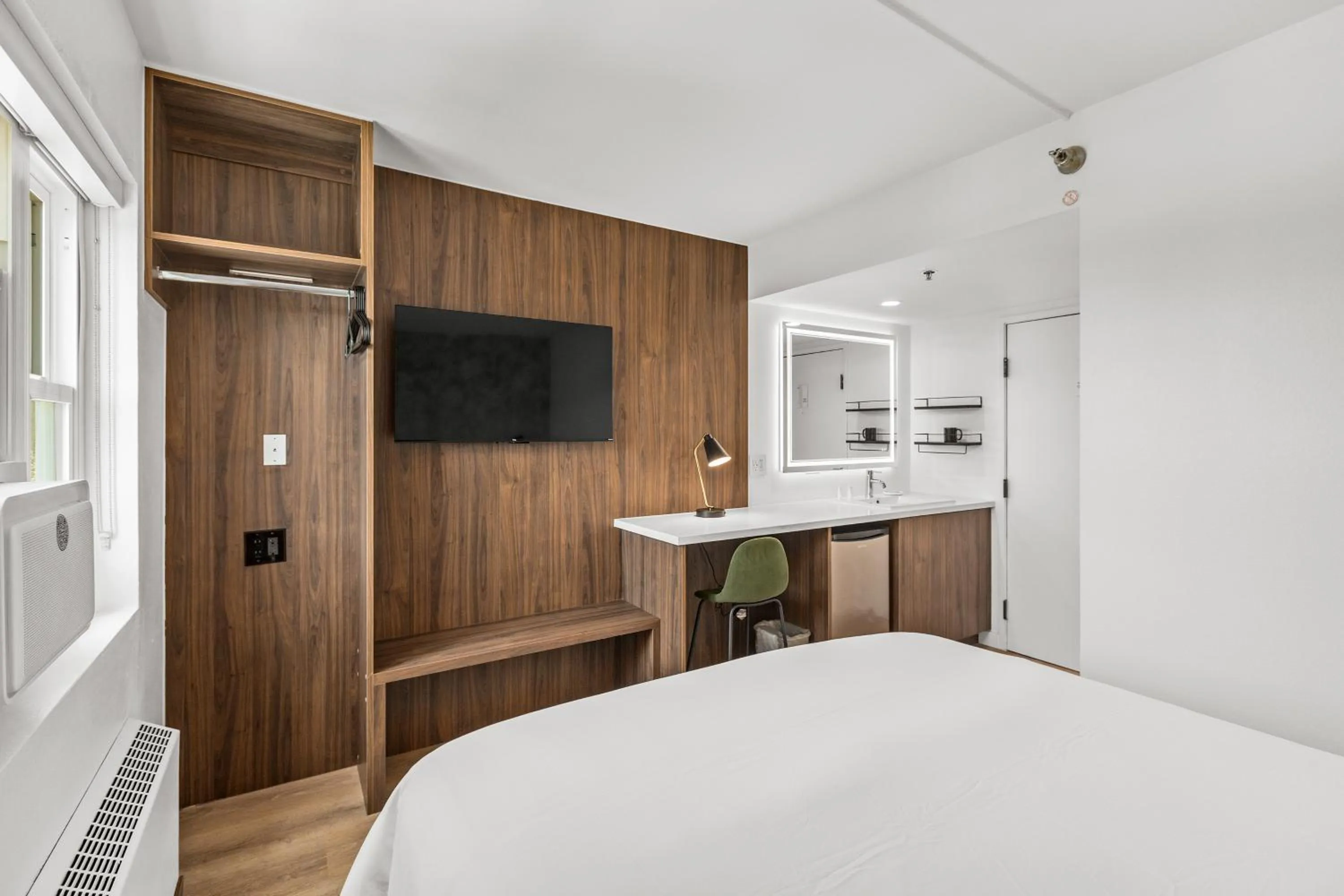 Bed in Uptown Inn - Limited Service Apart-Hotel