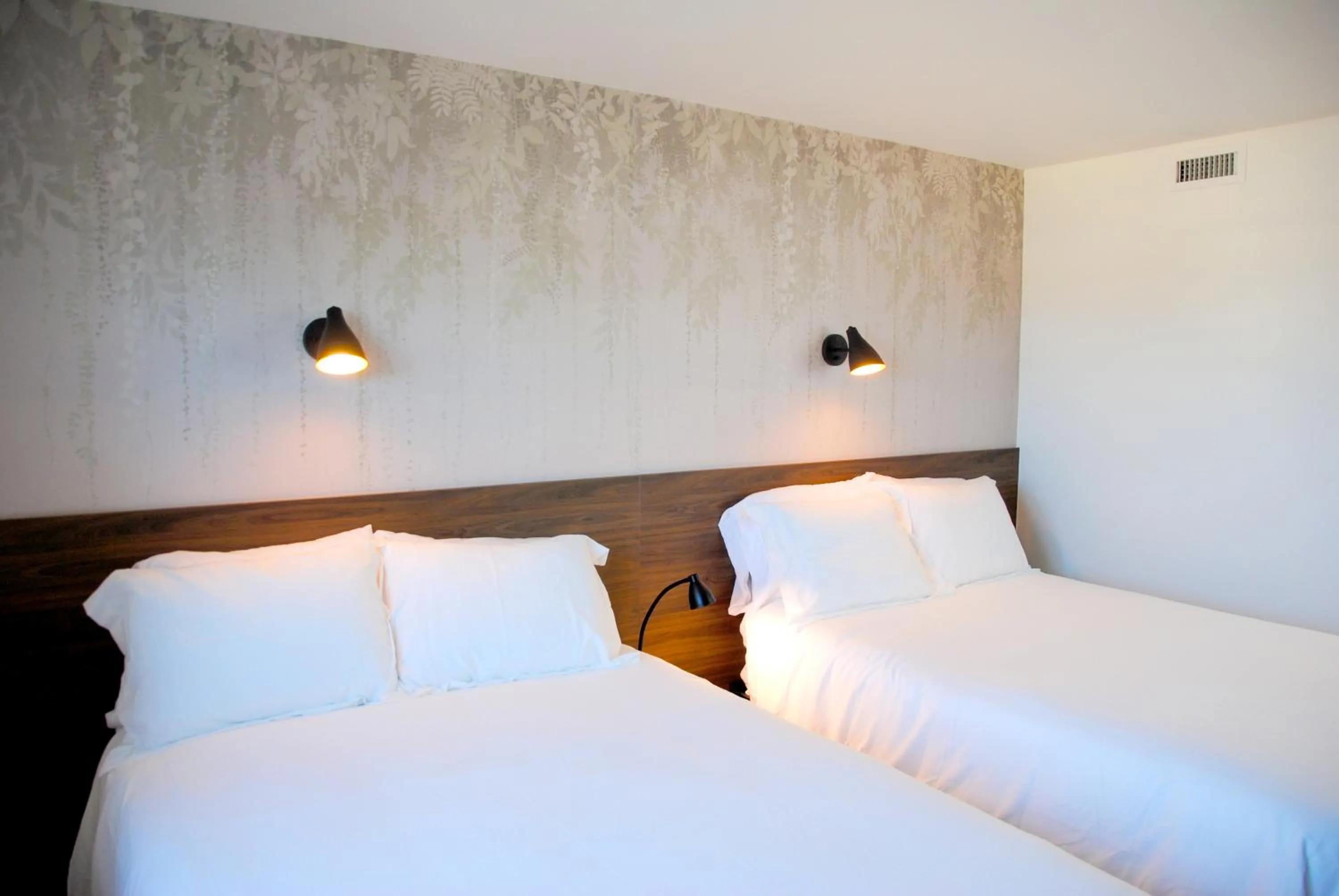 Bed in Uptown Inn - Limited Service Apart-Hotel