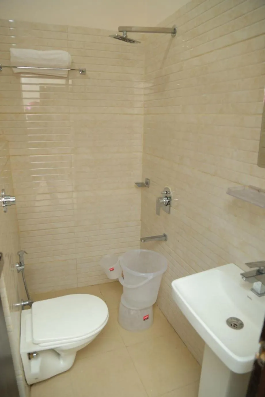 Shower in HOTEL GOLDEN DREAMS