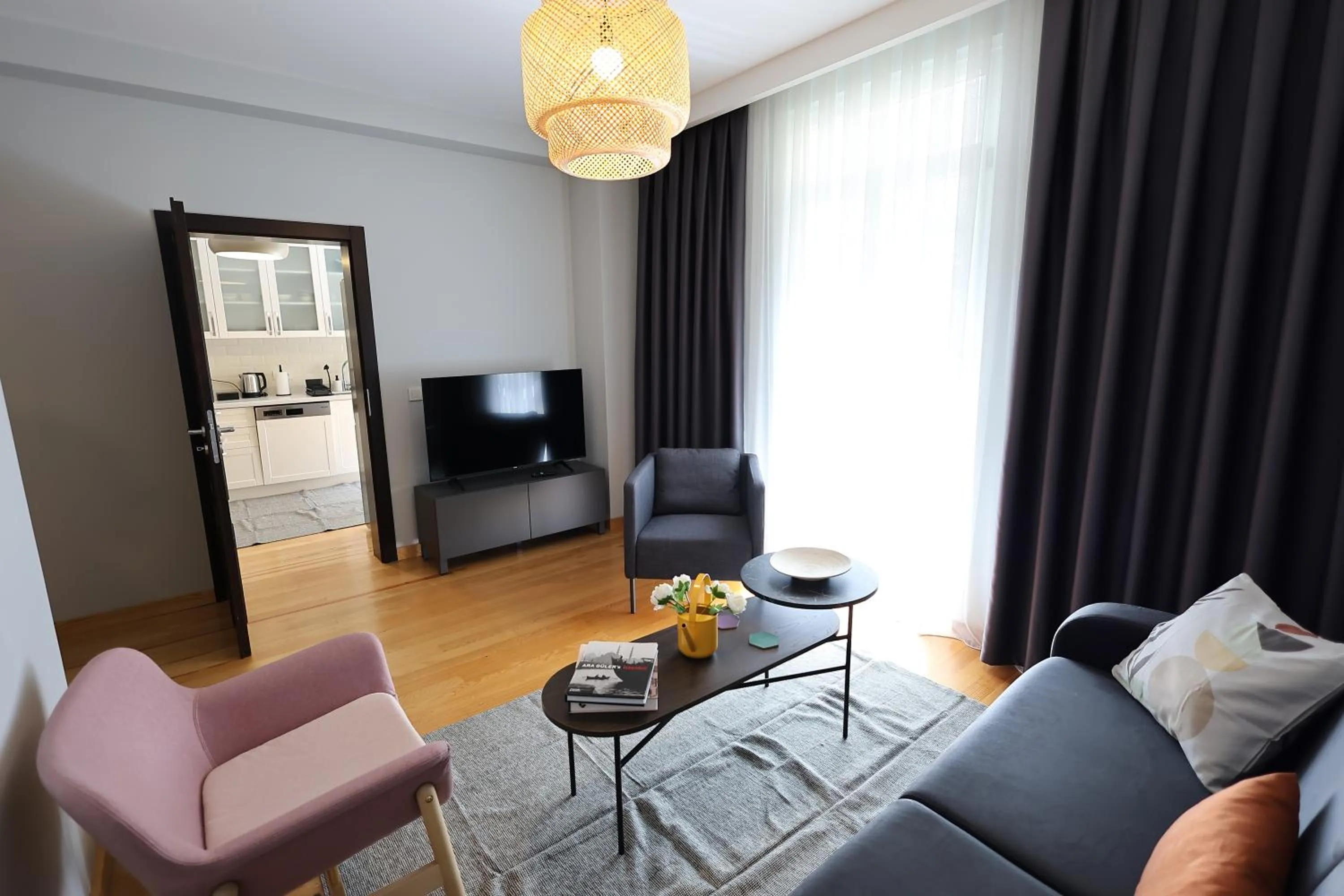 Communal lounge/ TV room in İstanbul Guesthouse
