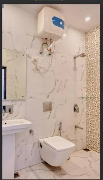 Shower in Basera Hotel, Mall Road