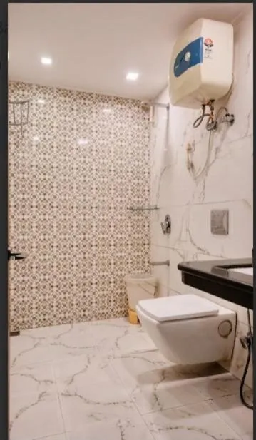 Shower in Basera Hotel, Mall Road