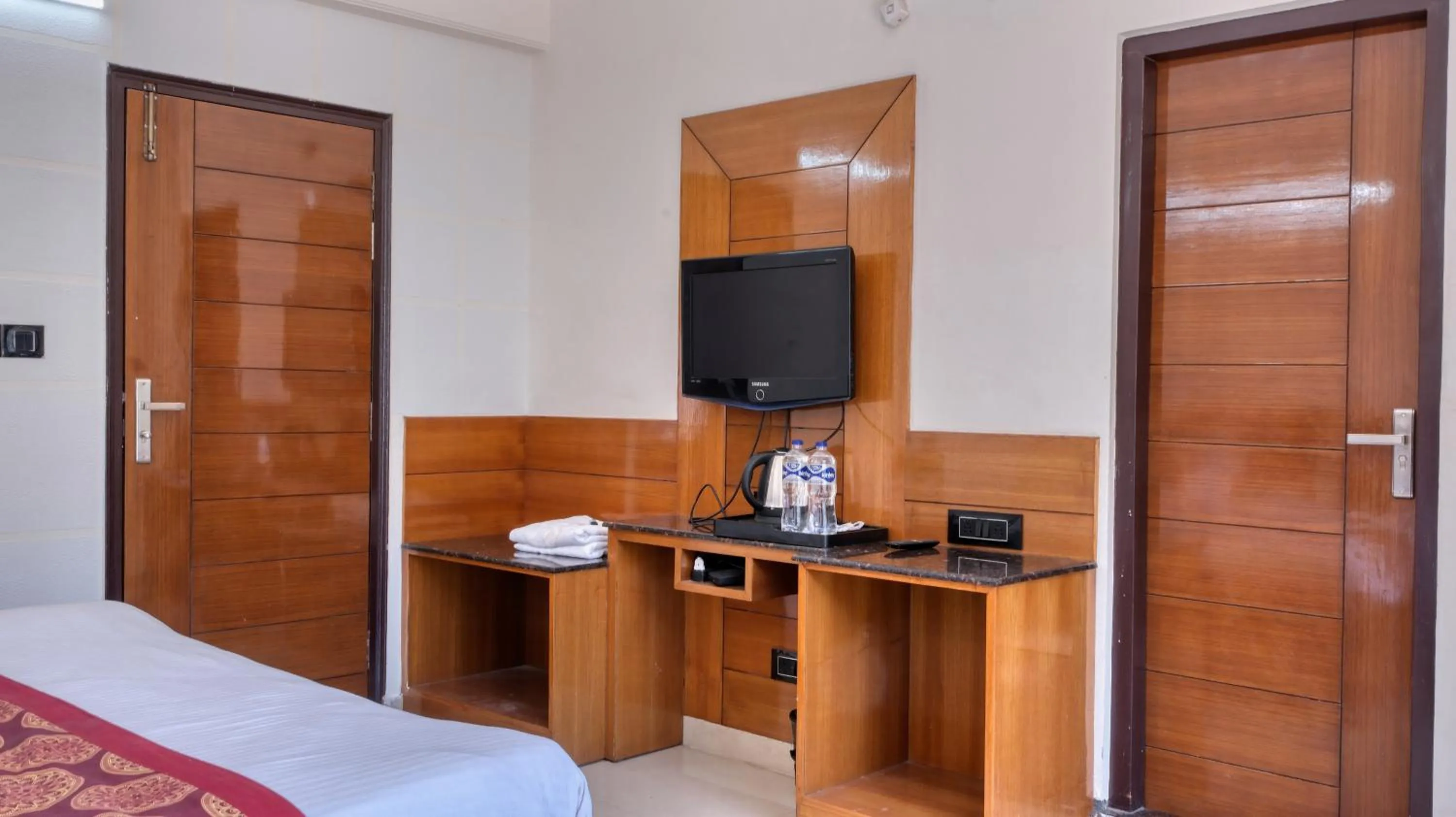 Bed in Basera Hotel, Mall Road