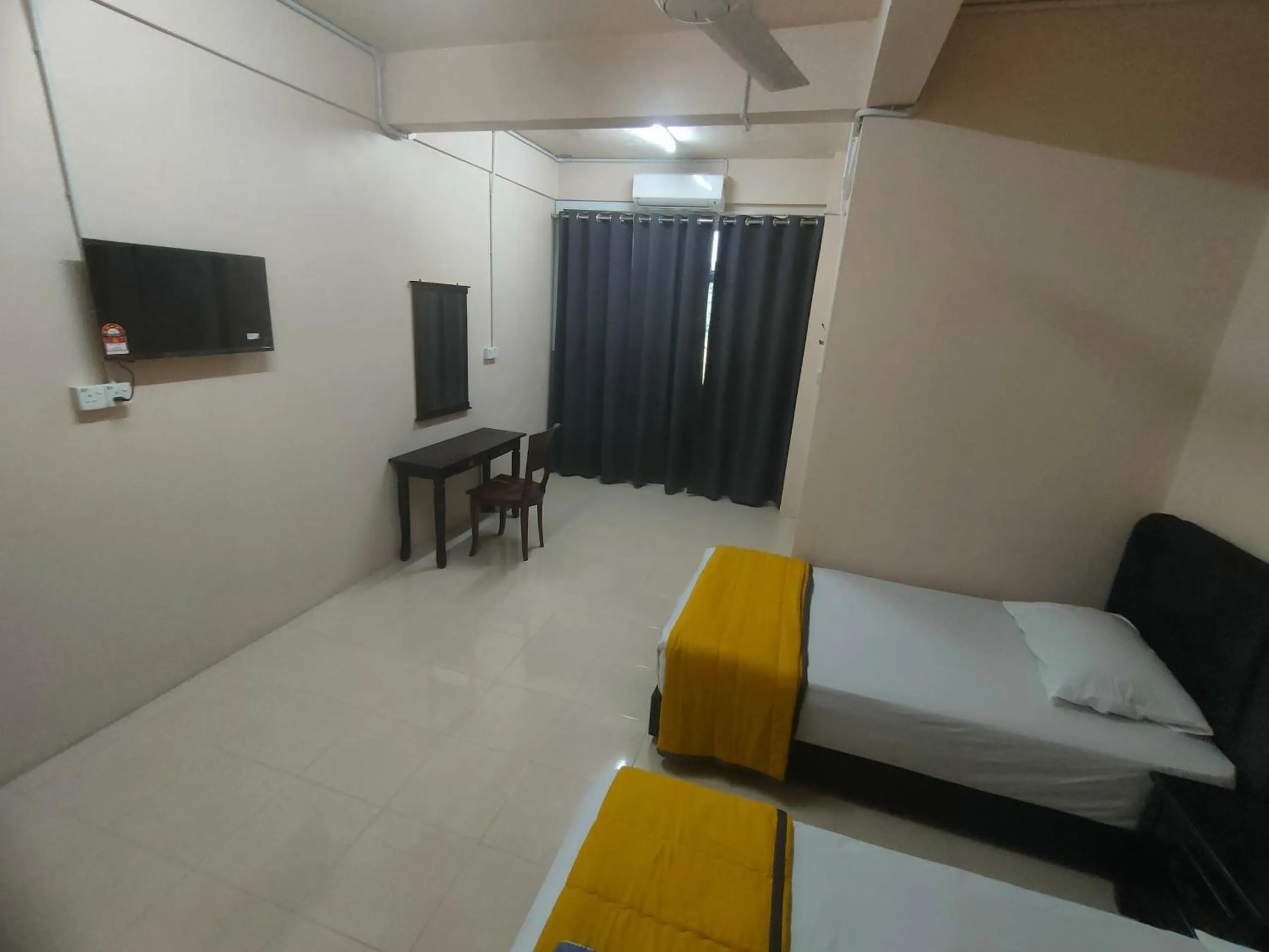 Communal lounge/ TV room, Bed in RS INN