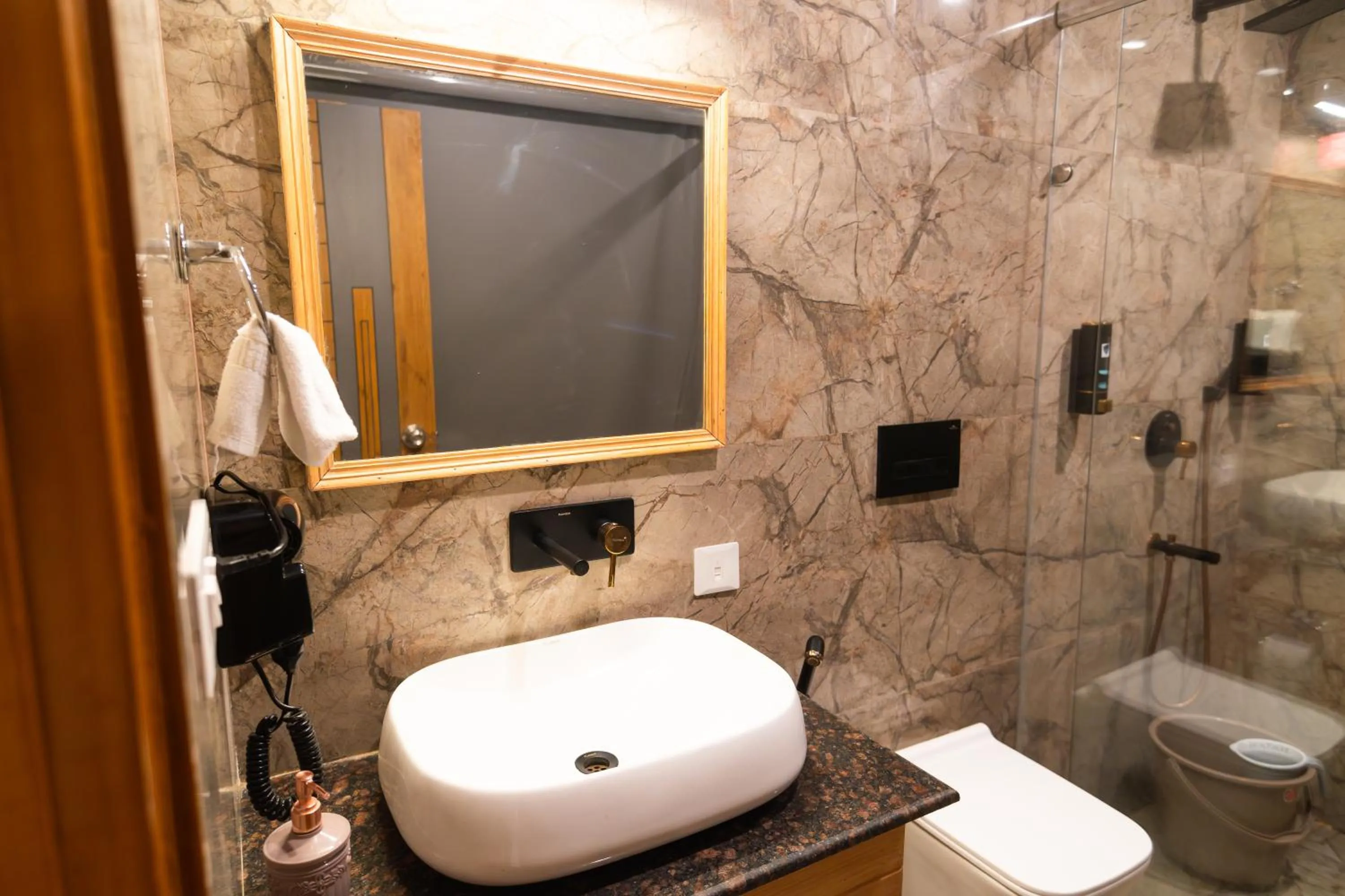 Bathroom in Heryk Hillview Hotel