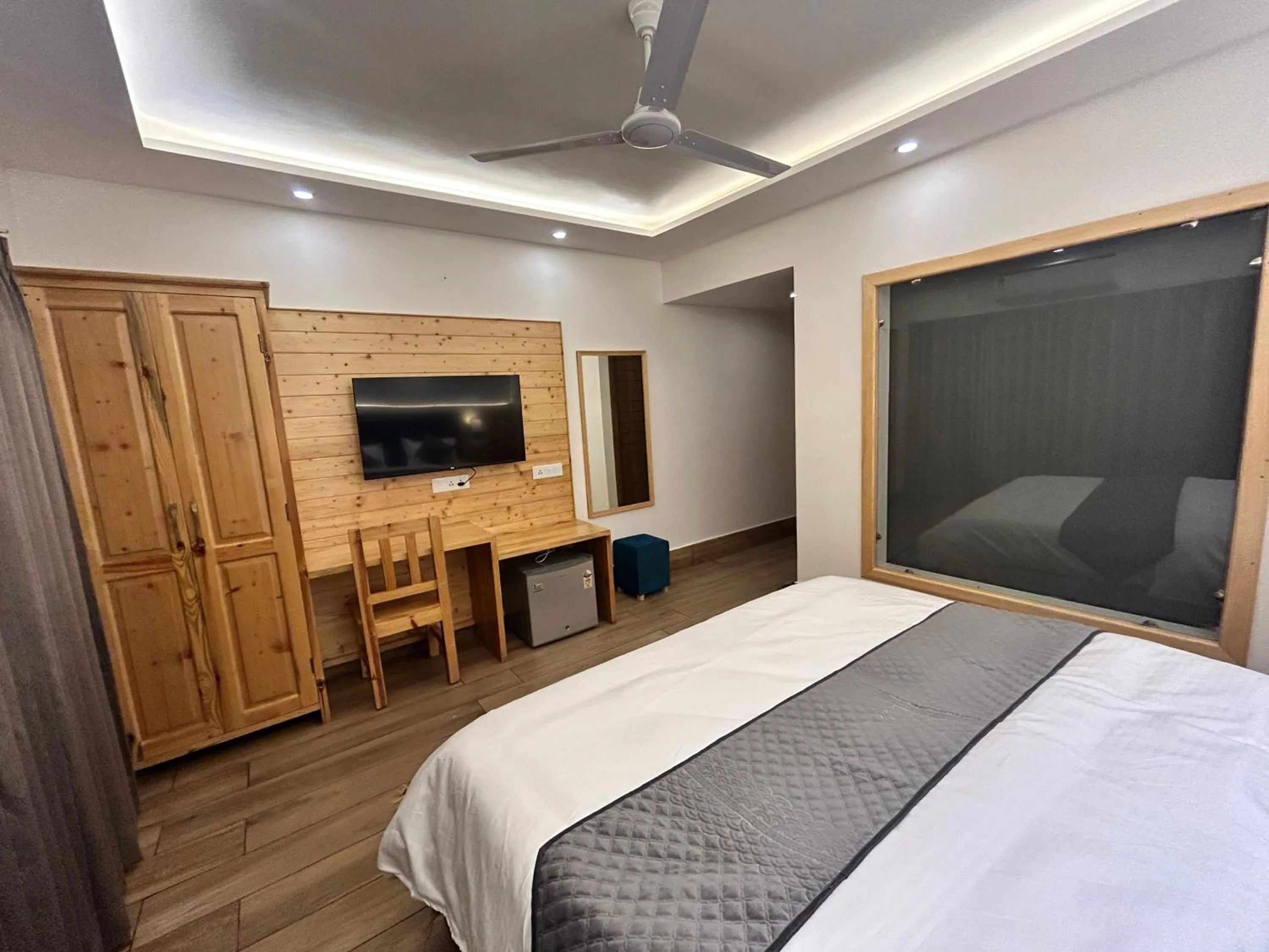 Communal lounge/ TV room, Bed in Heryk Hillview Hotel