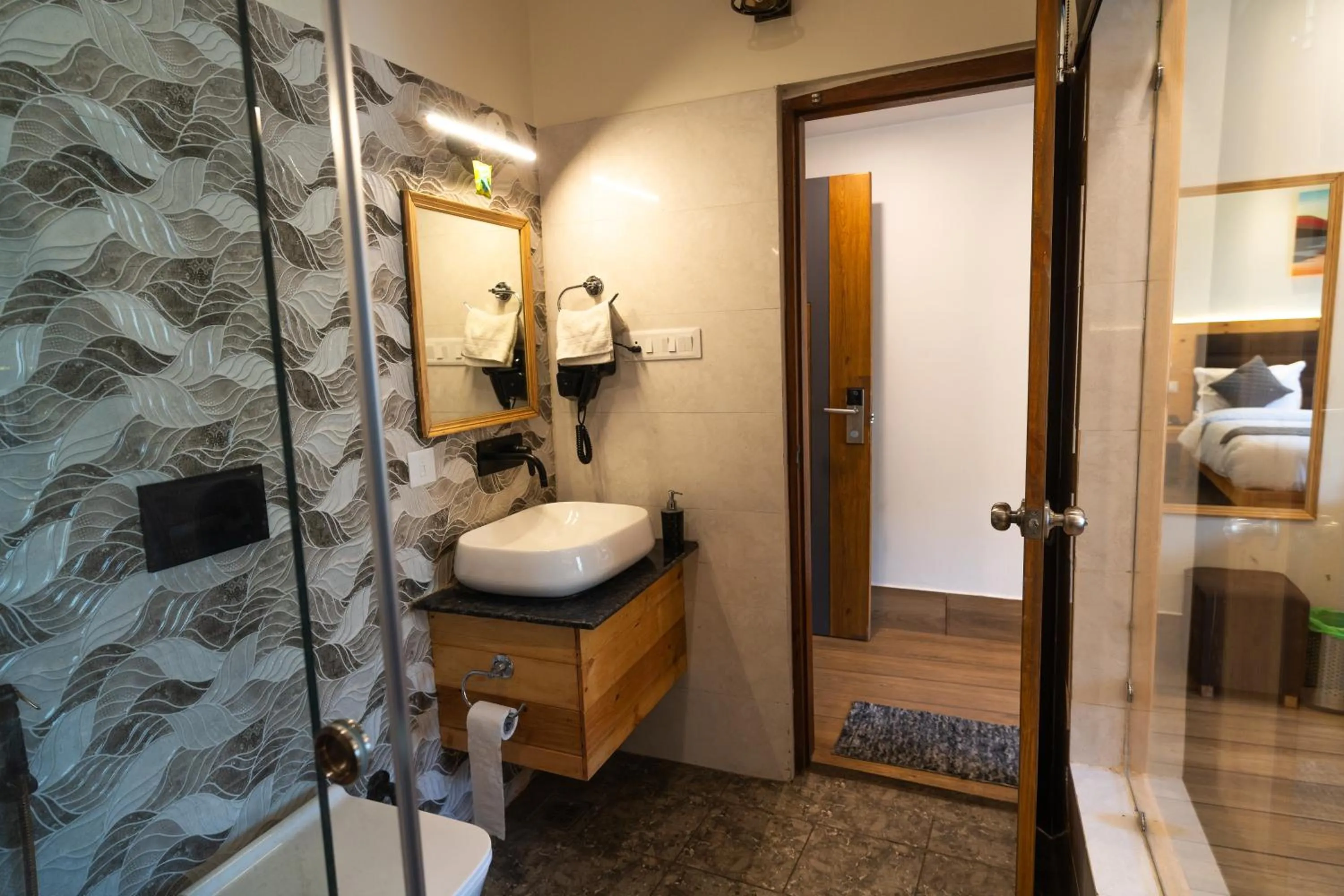 Bathroom, Bed in Heryk Hillview Hotel