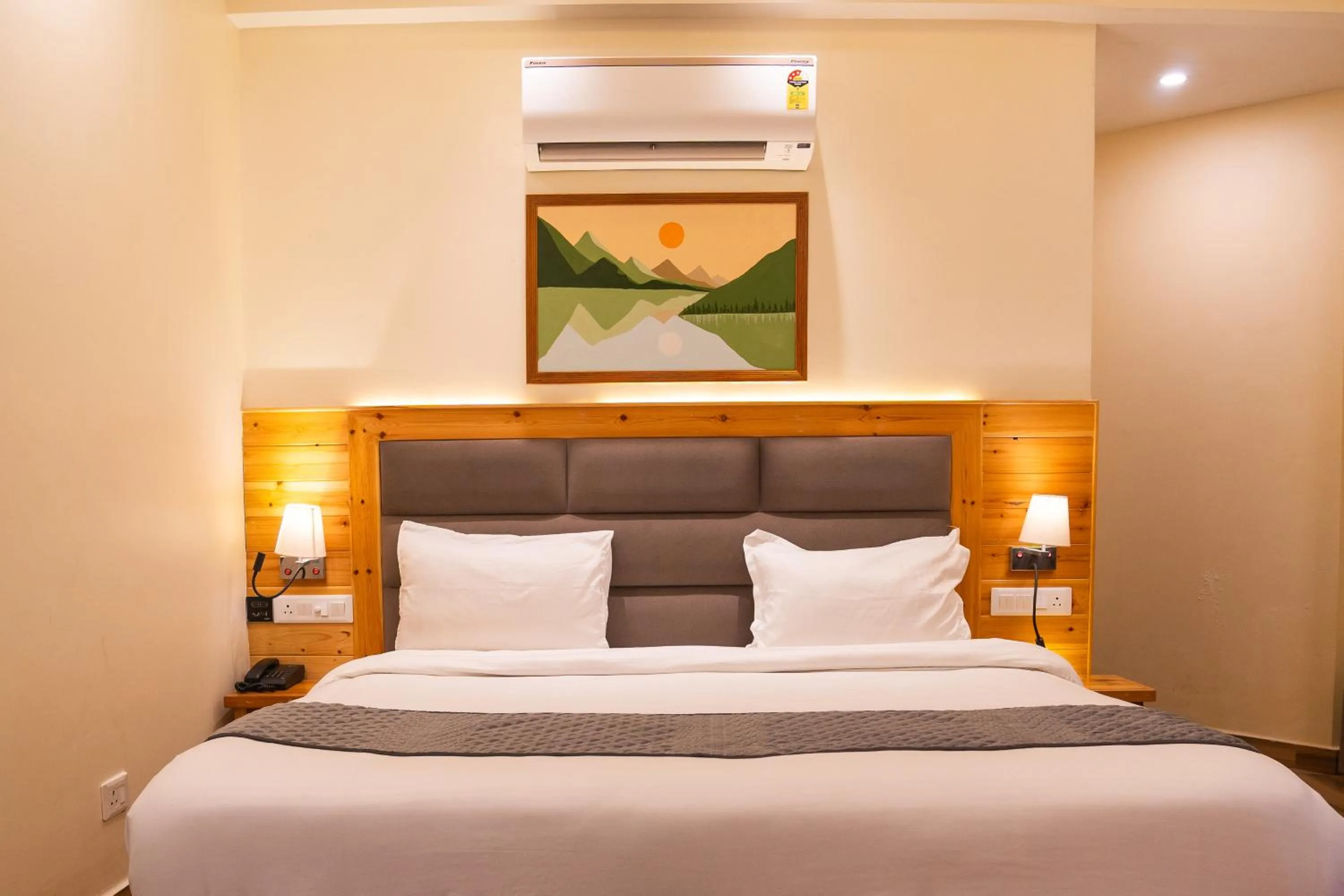 Bedroom, Bed in Heryk Hillview Hotel