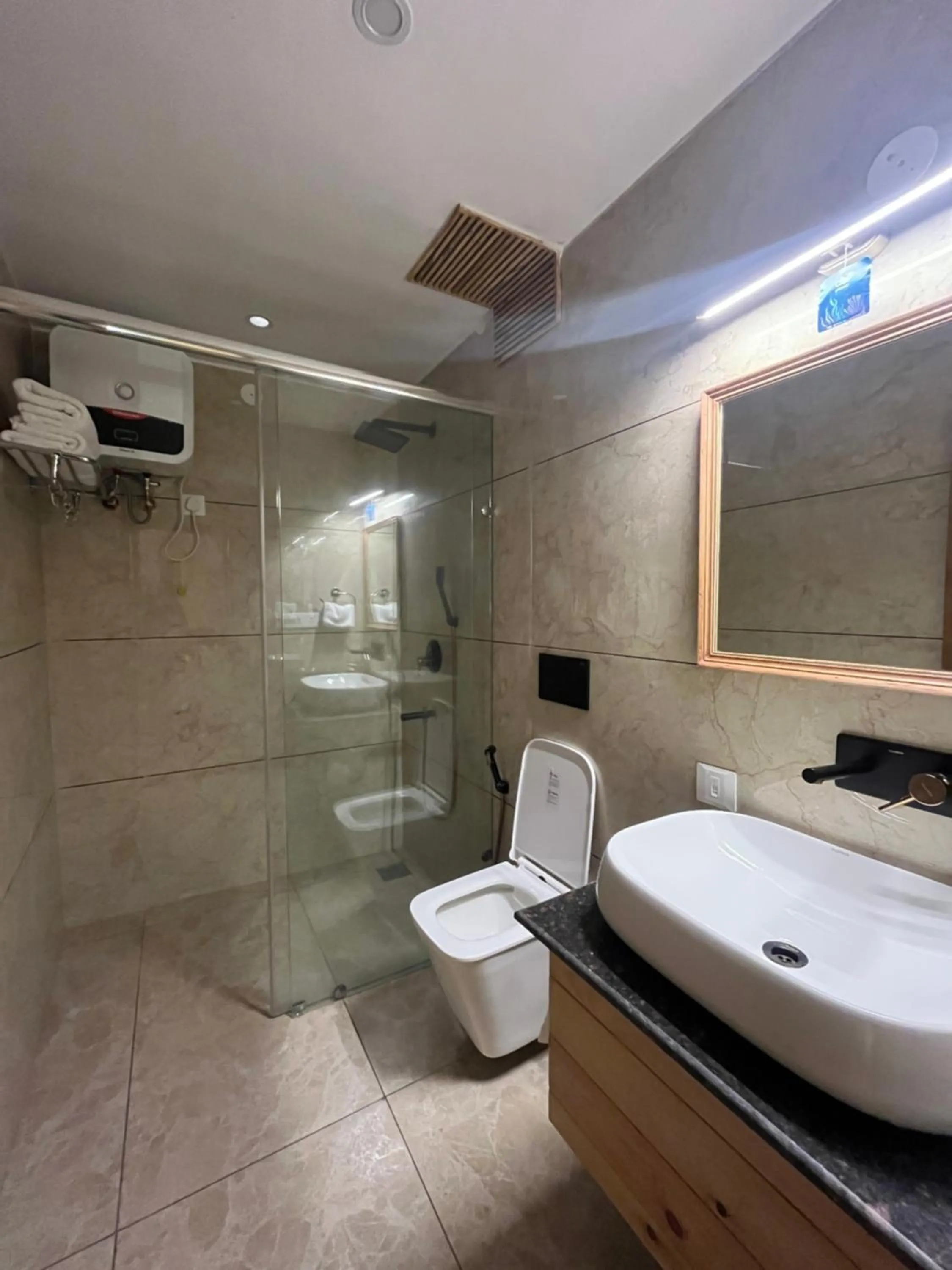 Bathroom in Heryk Hillview Hotel