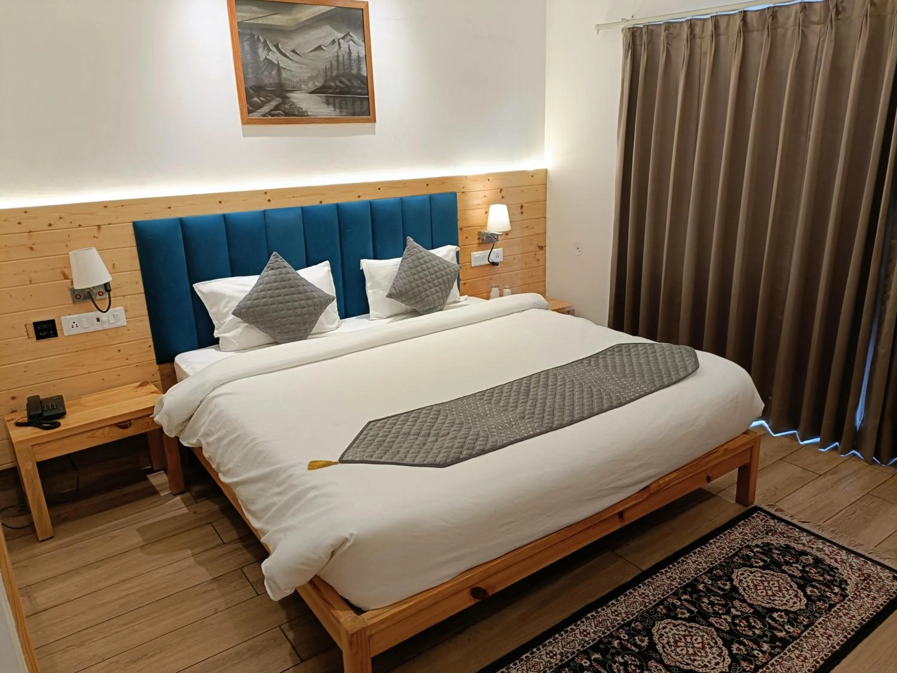 room service, Bed in Heryk Hillview Hotel