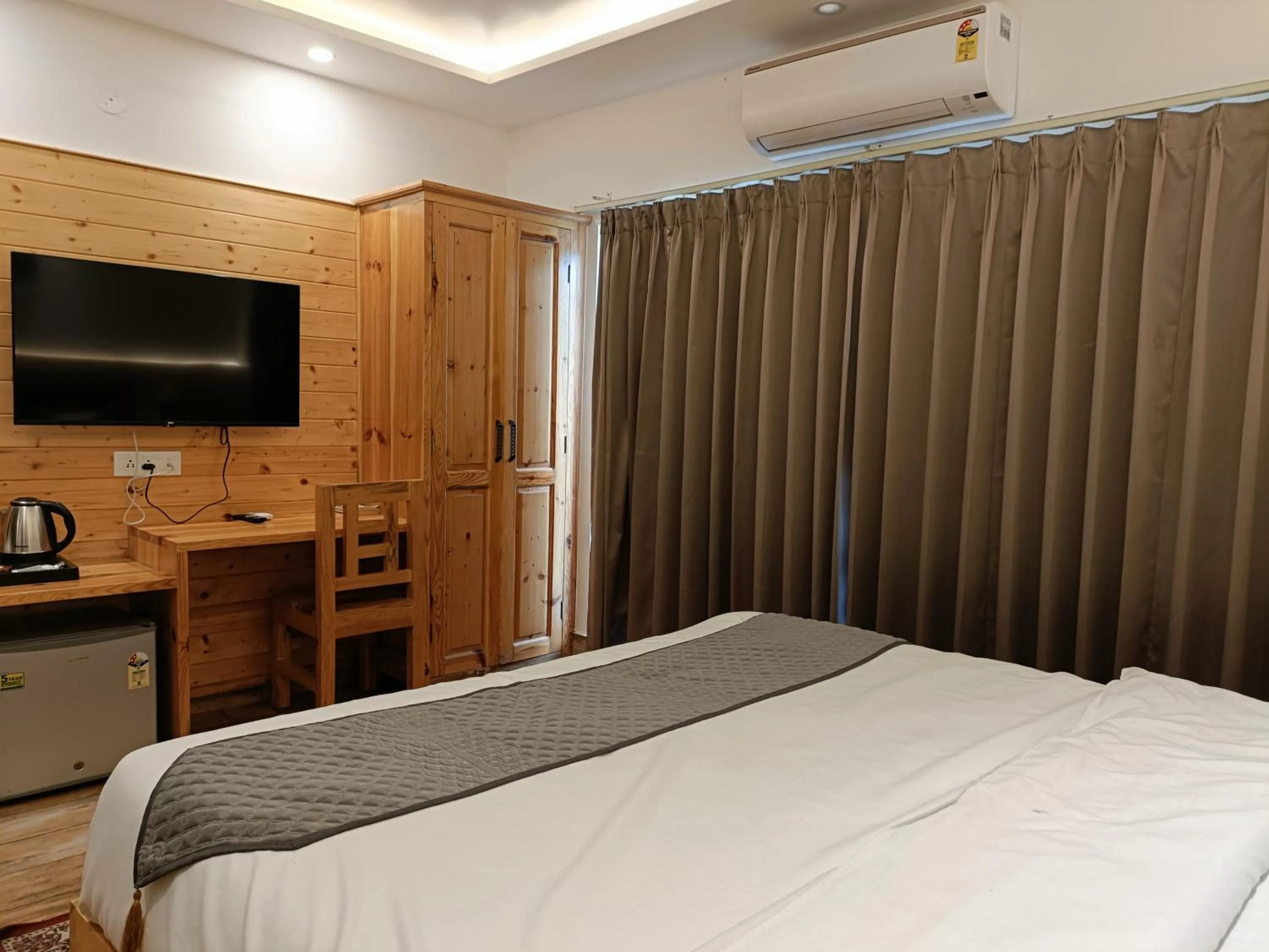 TV and multimedia, Bed in Heryk Hillview Hotel