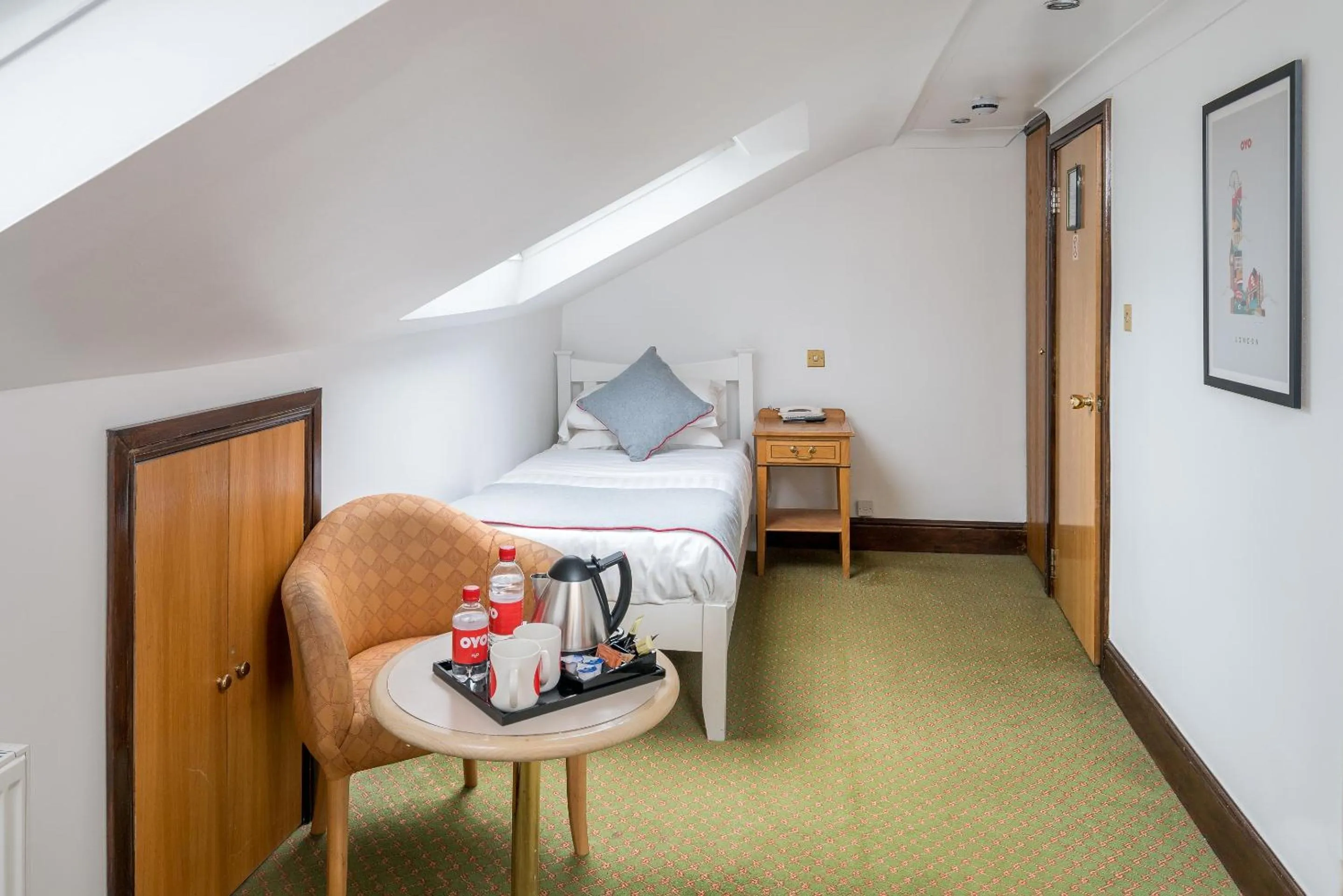 Bedroom, Bed in Abbey Hotel, London Shepherd's Bush Market