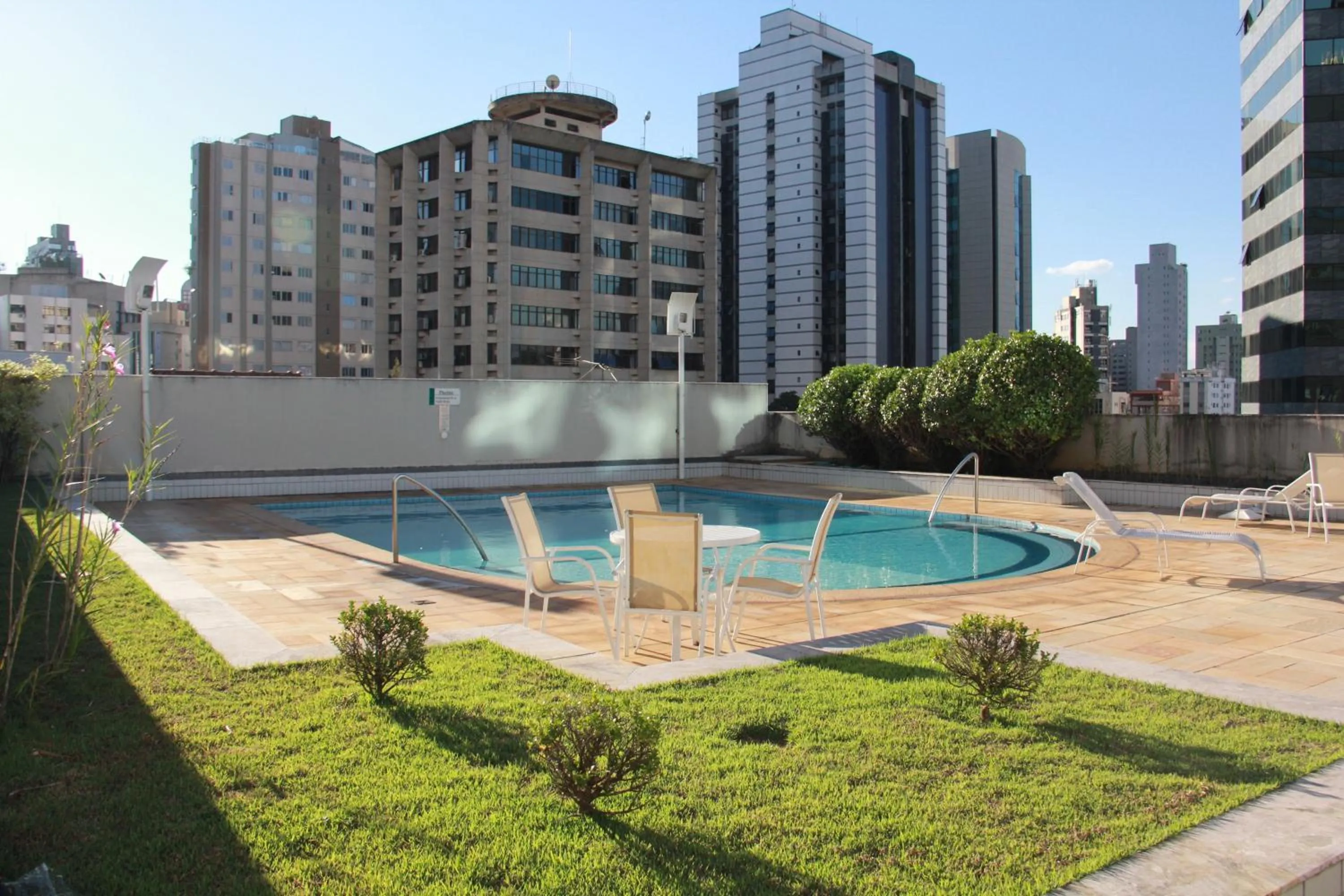 Swimming pool in Mercure Belo Horizonte Savassi