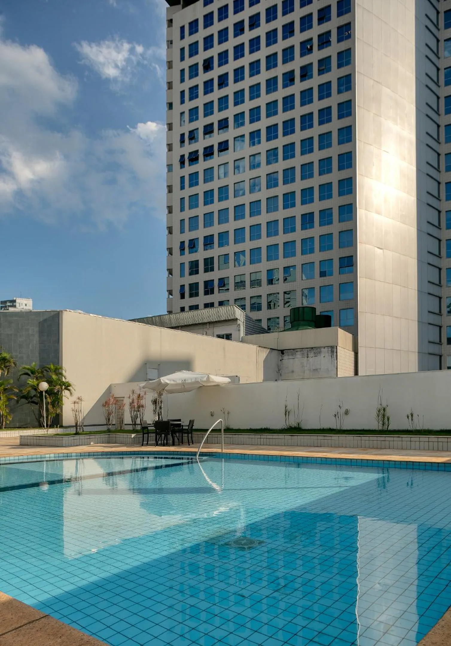 Swimming pool in Mercure Belo Horizonte Savassi