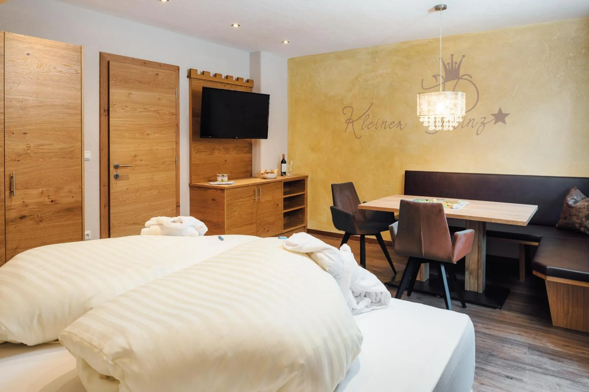 Living room, Bed in Kinderhotel Laderhof