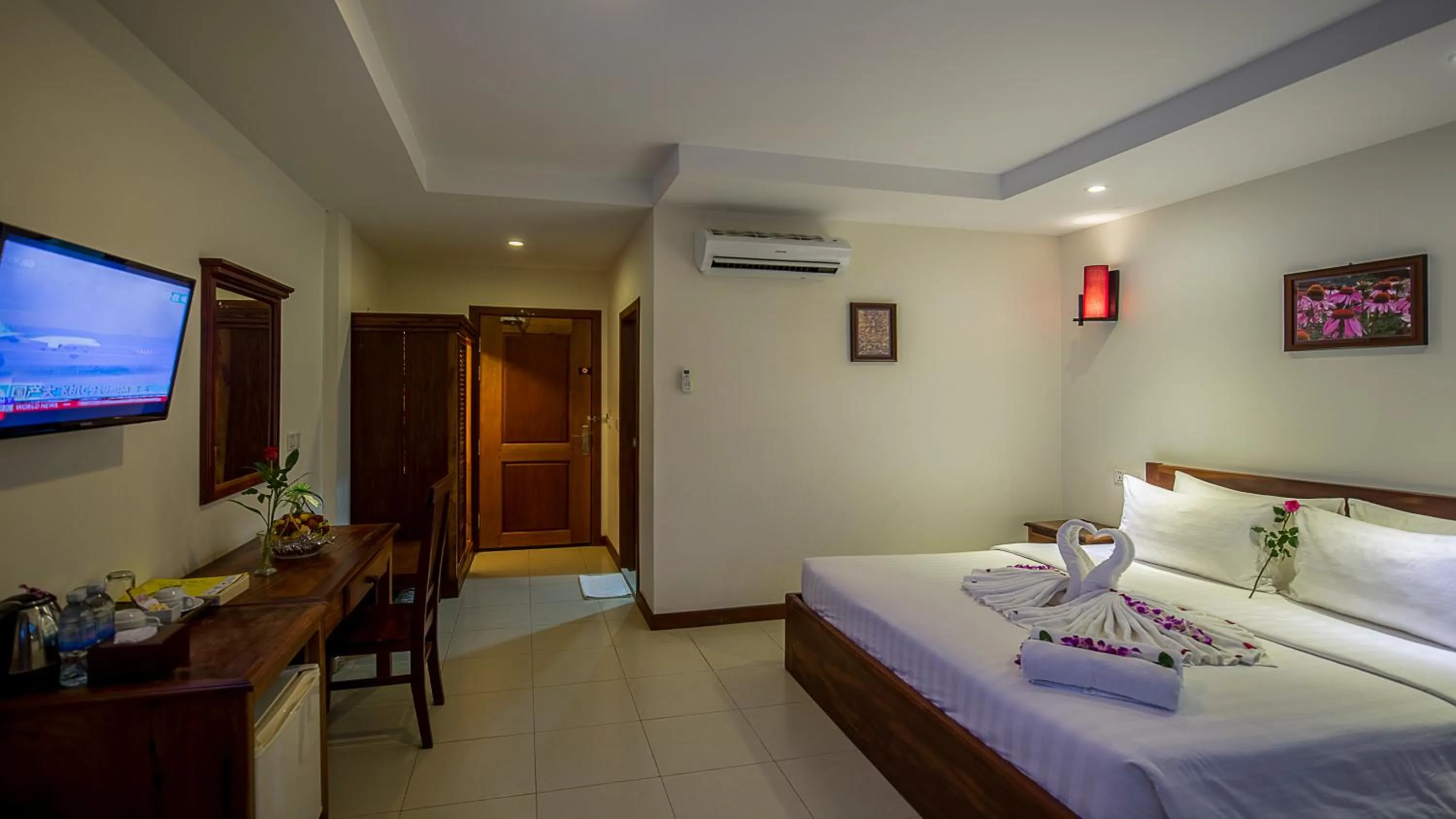 TV and multimedia, Bed in Kouprey Hotel