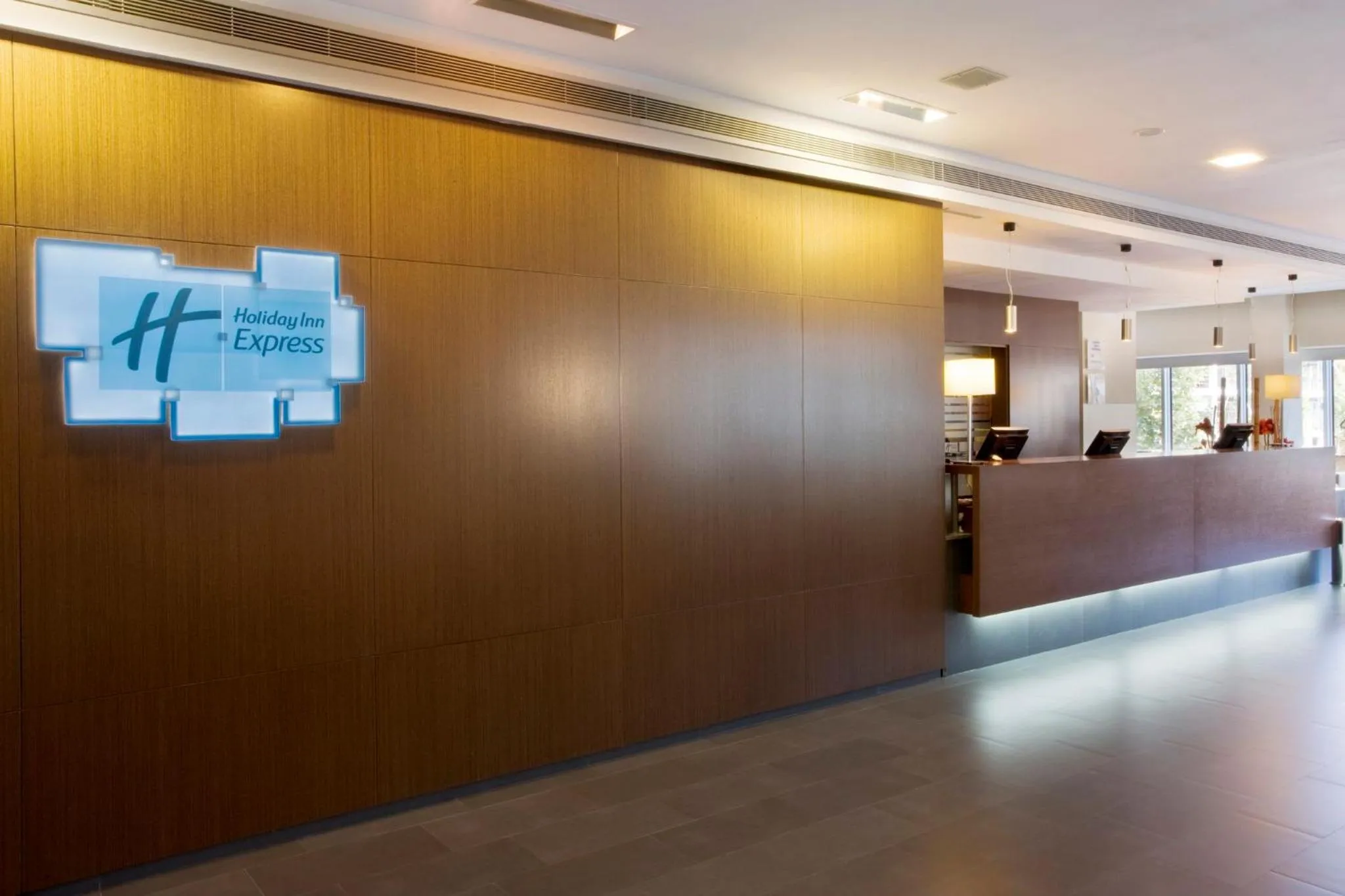 Lobby or reception in Holiday Inn Express Barcelona City 22@ by IHG