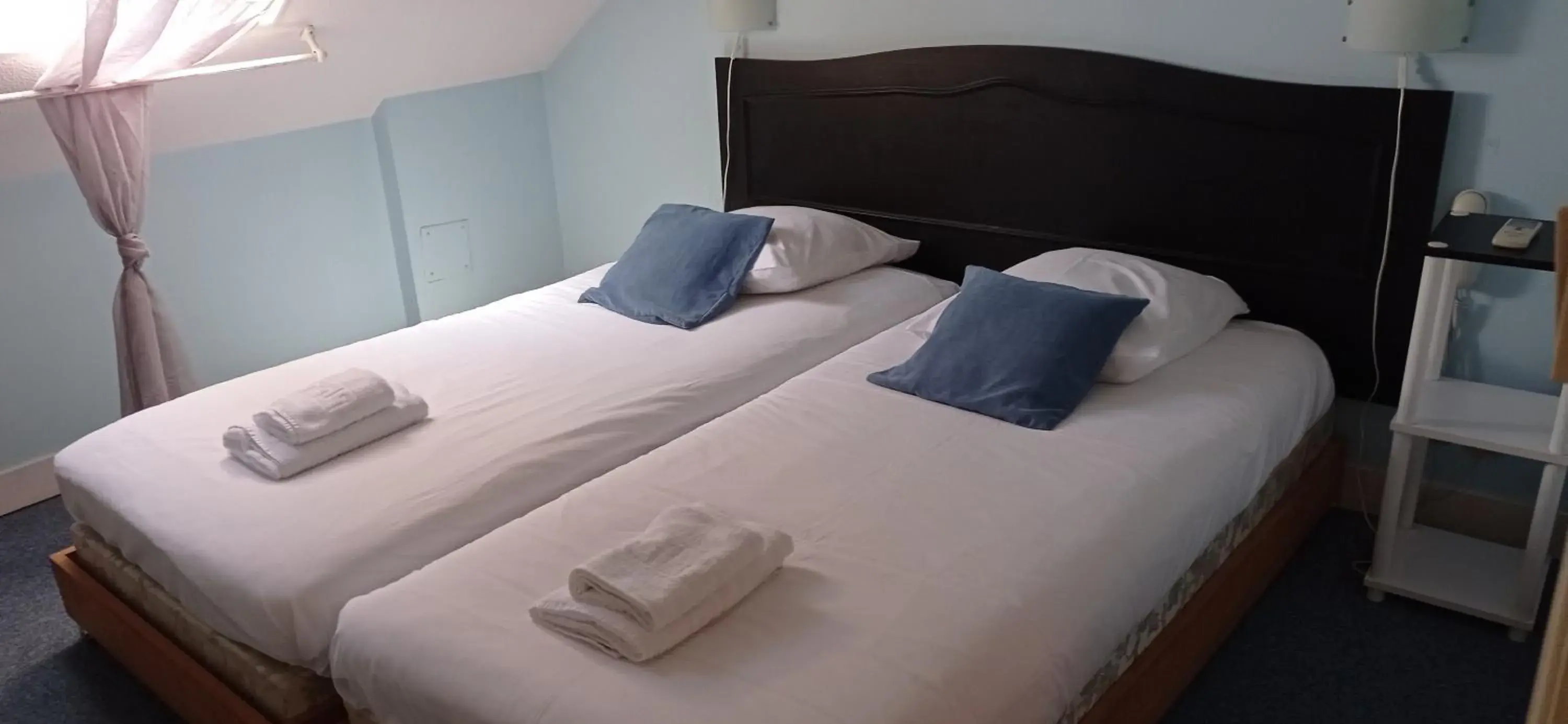 Twin Room in "Maison D'hôtes du Prieuré" Twin Room in "Maison D'hôtes du Prieuré"