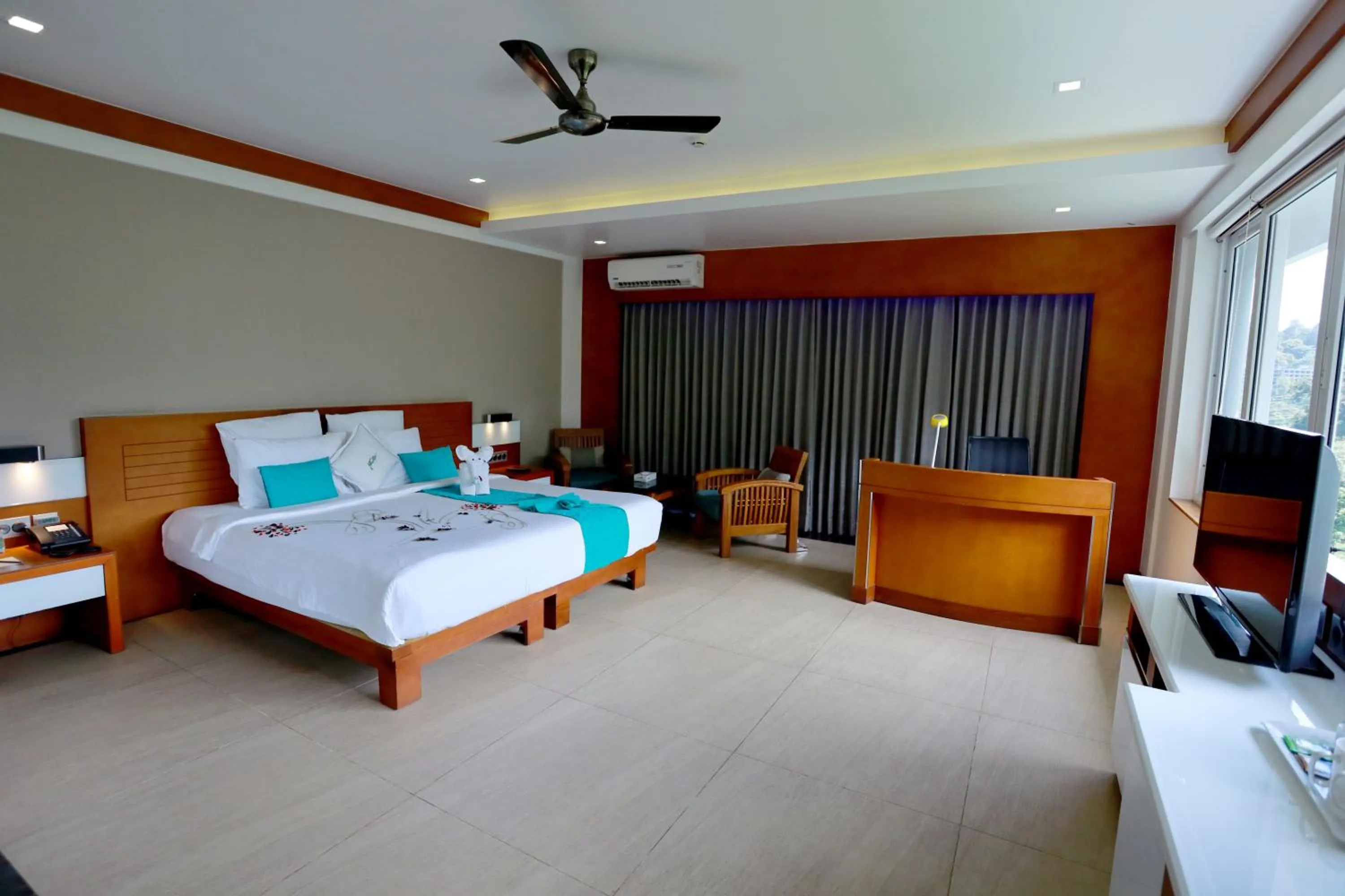 Communal lounge/ TV room, Bed in Chandys Windy Woods Munnar