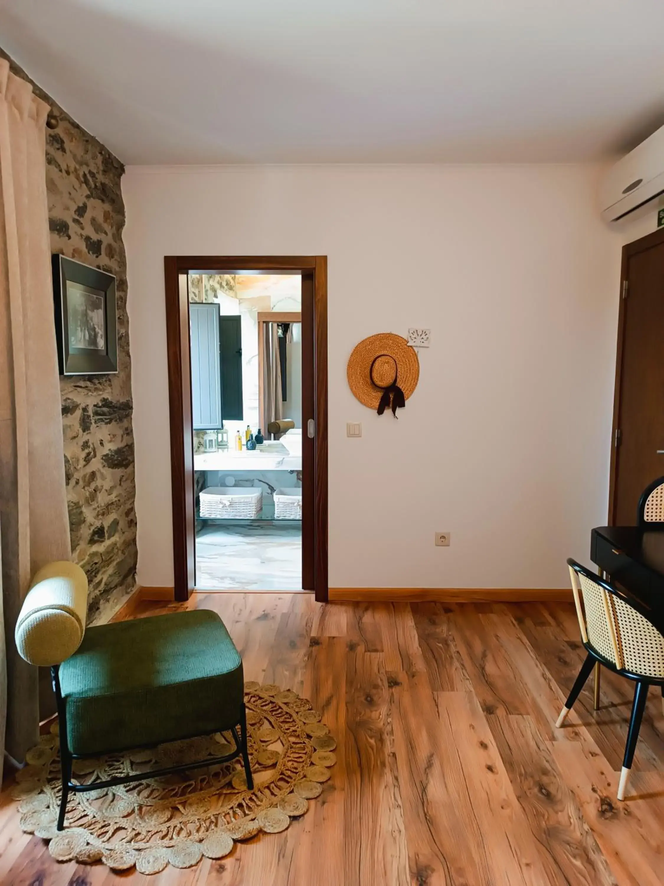 Double Room with Mountain View in Casa do Romezal Double Room with Mountain View in Casa do Romezal